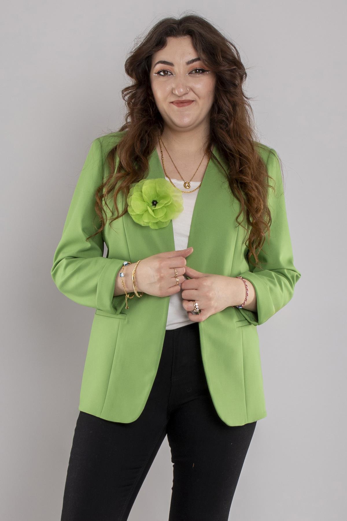 246 Büyük Beden Yakasız Agraflı Kol Detay Gül Broşlu Ceket