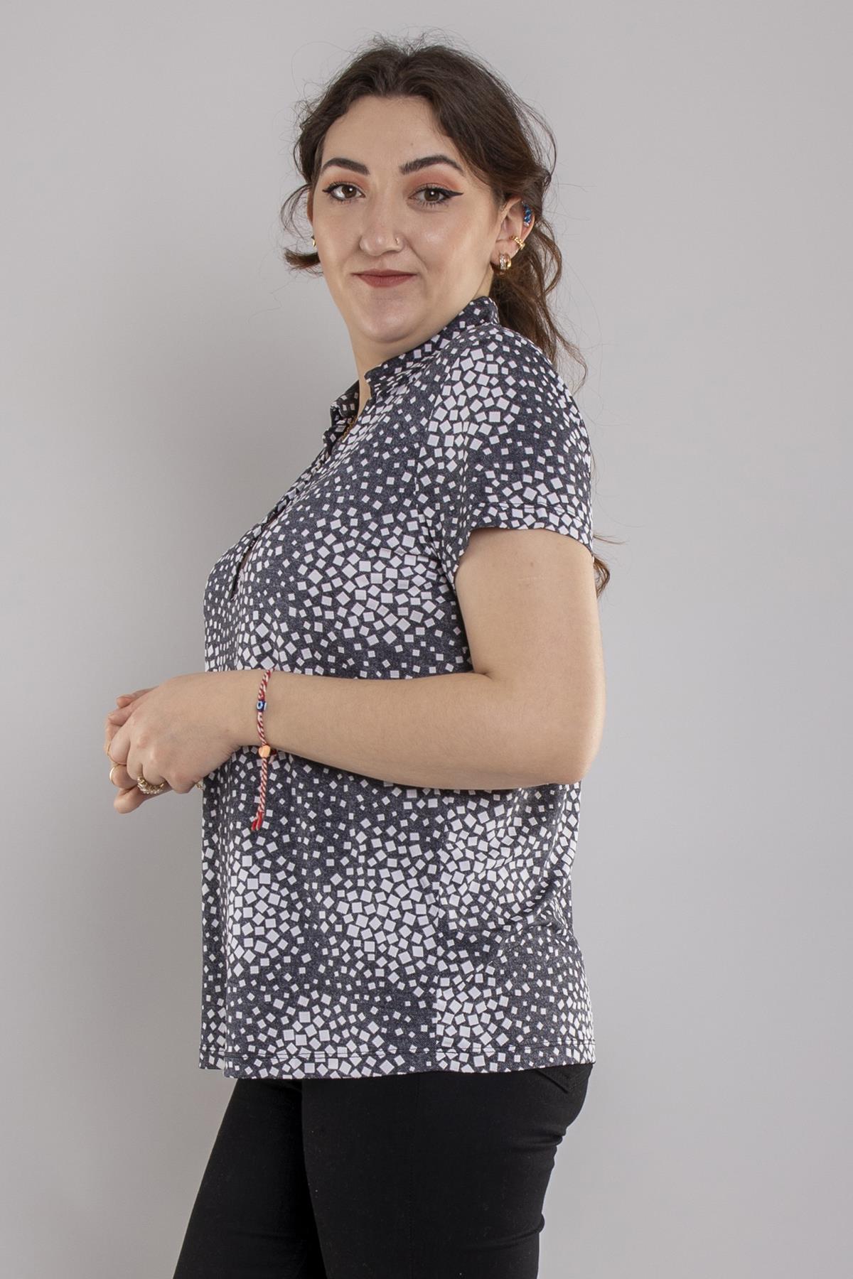 24E026 Polo Yaka Düğmeli Baskılı Kısa Kol Bluz