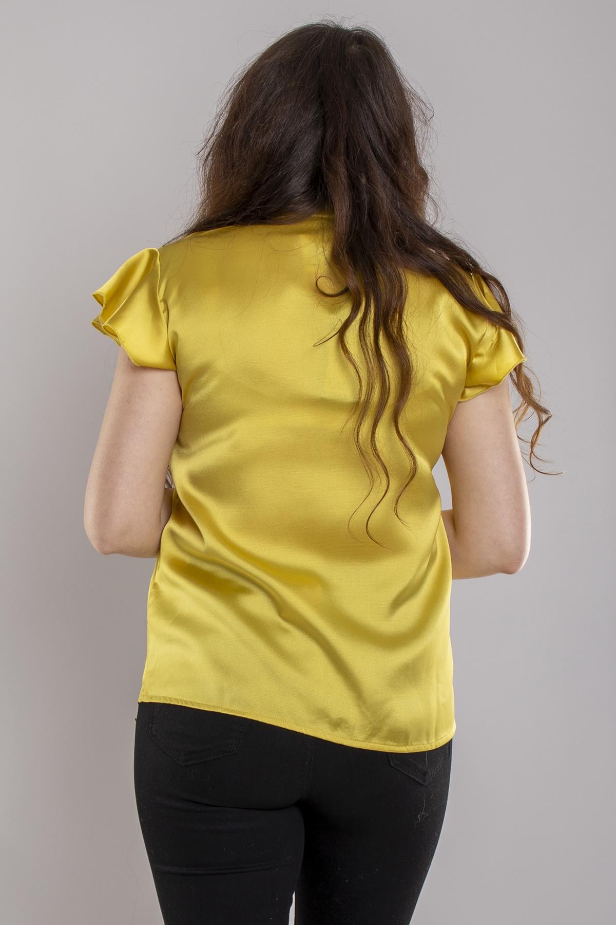 24E053 Yakasız Zincir Kolyeli Saten Fırfırlı Kısa Kol Bluz