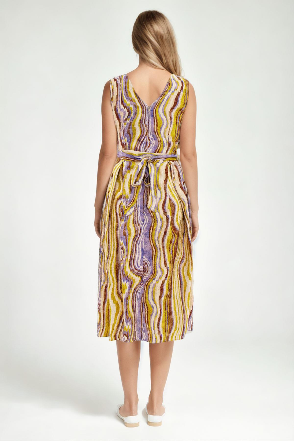 25-505 Sıfır Kol Piliseli Kuşaklı Ön Arka Vyaka Desenli Kısa Elbise