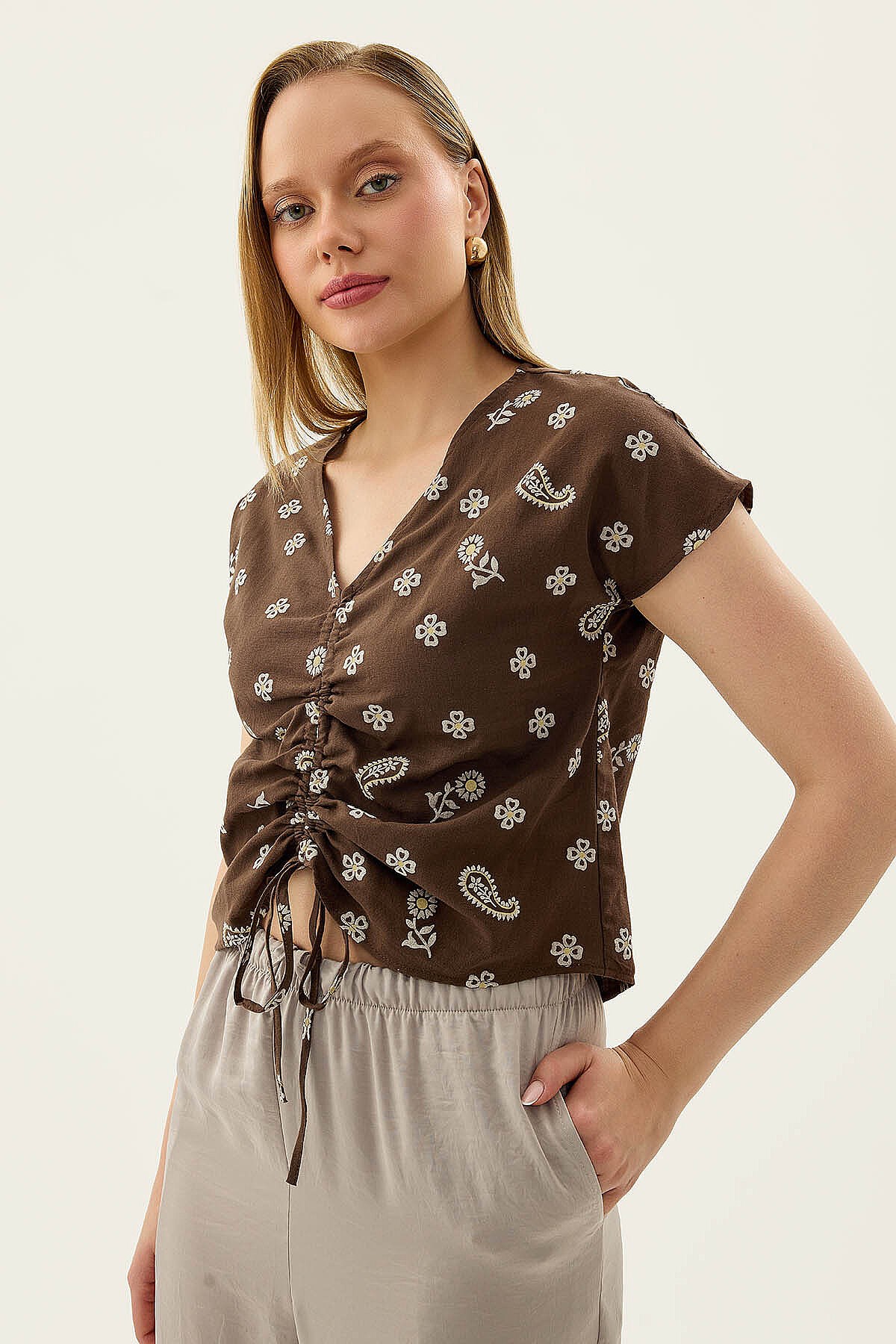 3027 Nakışlı Önden Crop Büzgülü Bluz
