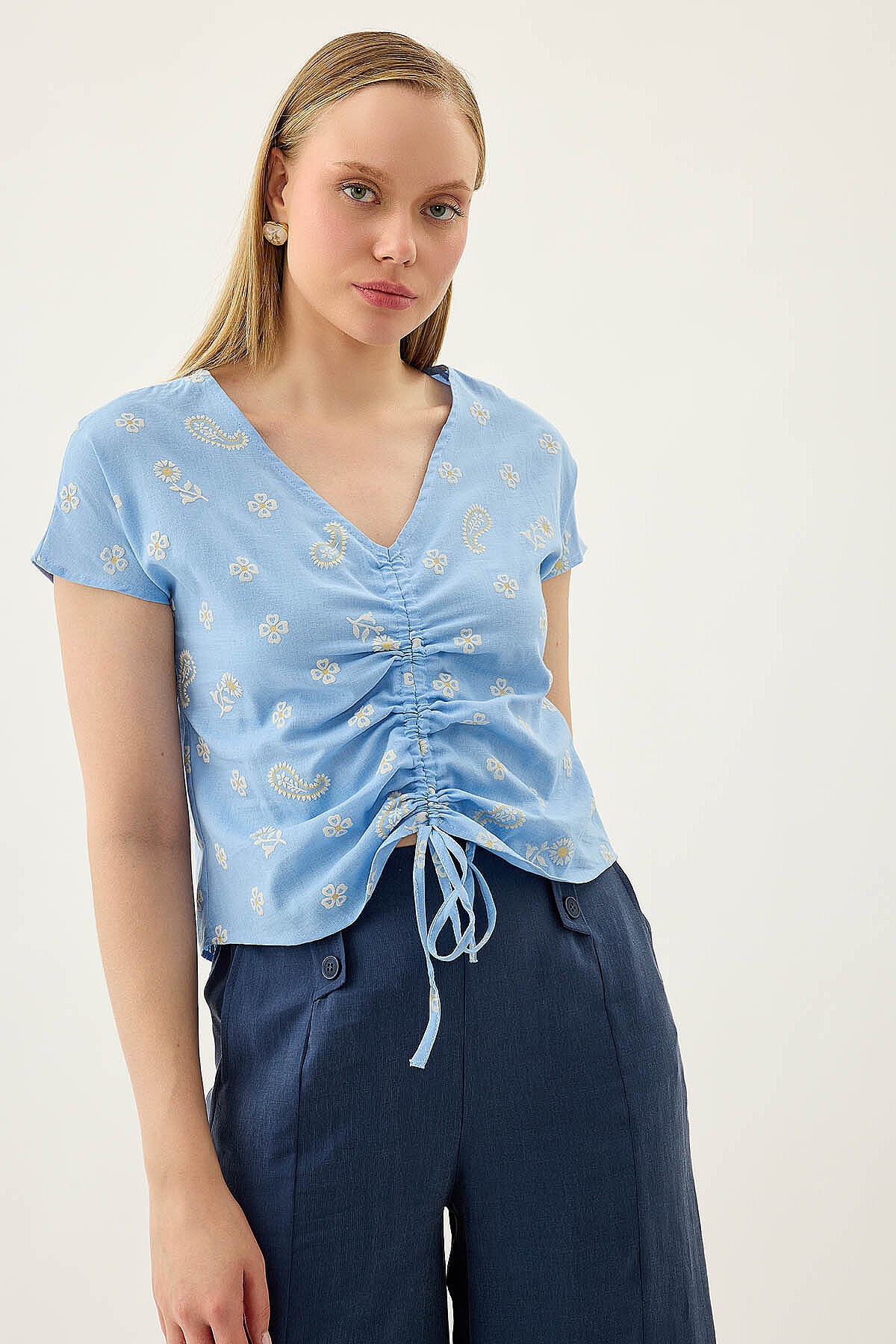 3027 Nakışlı Önden Crop Büzgülü Bluz