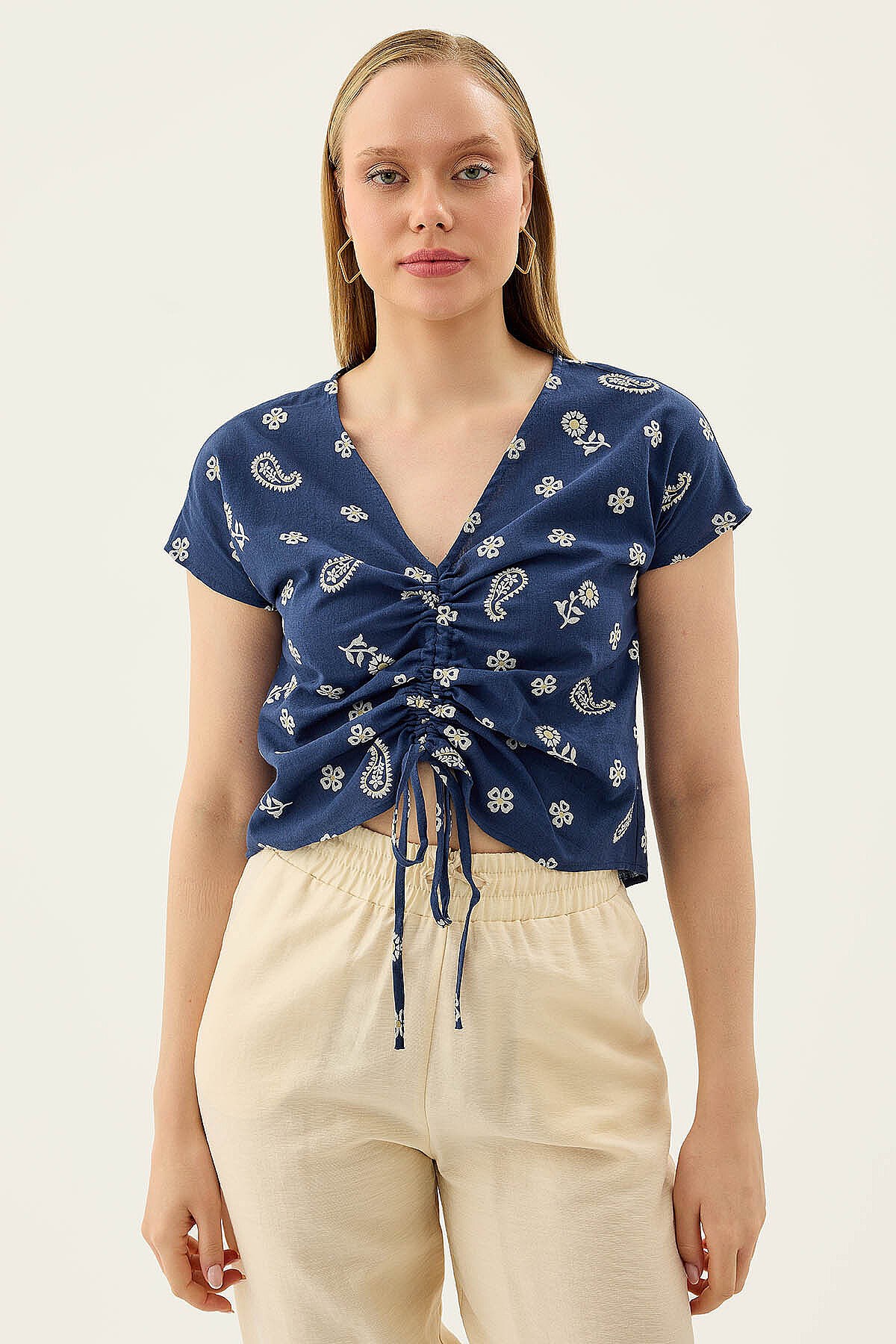 3027 Nakışlı Önden Crop Büzgülü Bluz