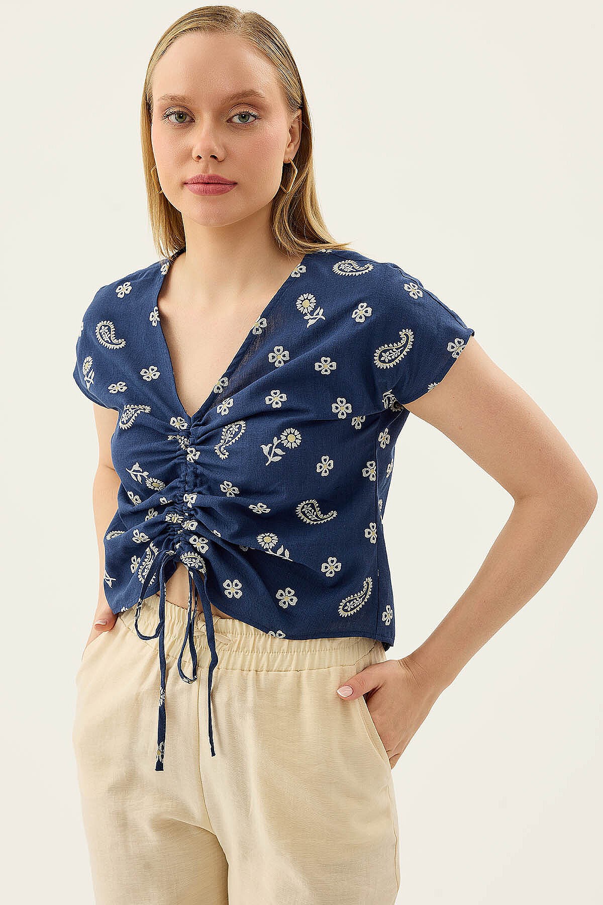 3027 Nakışlı Önden Crop Büzgülü Bluz