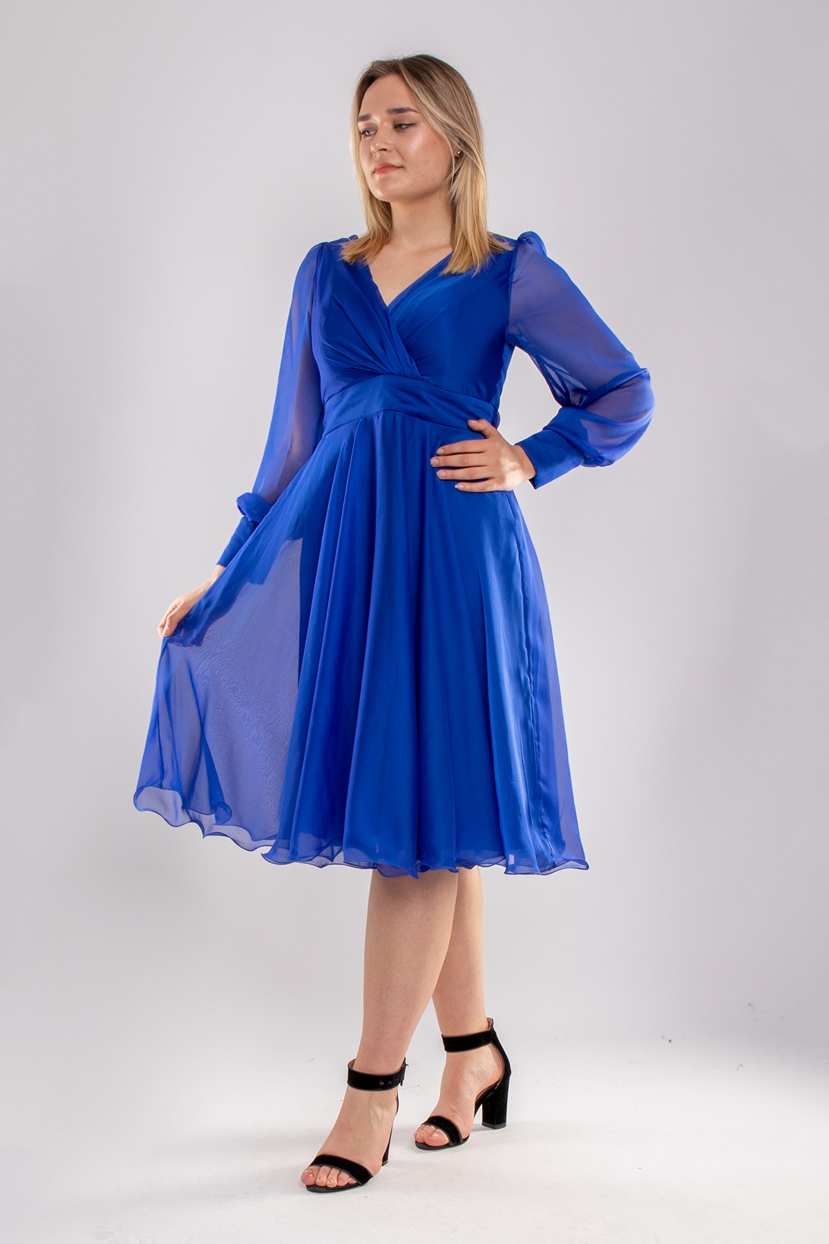 3050 Büyük Beden İpek Saten Kruvaze Yaka Uzun Tül Kol Kısa Kloş Elbise