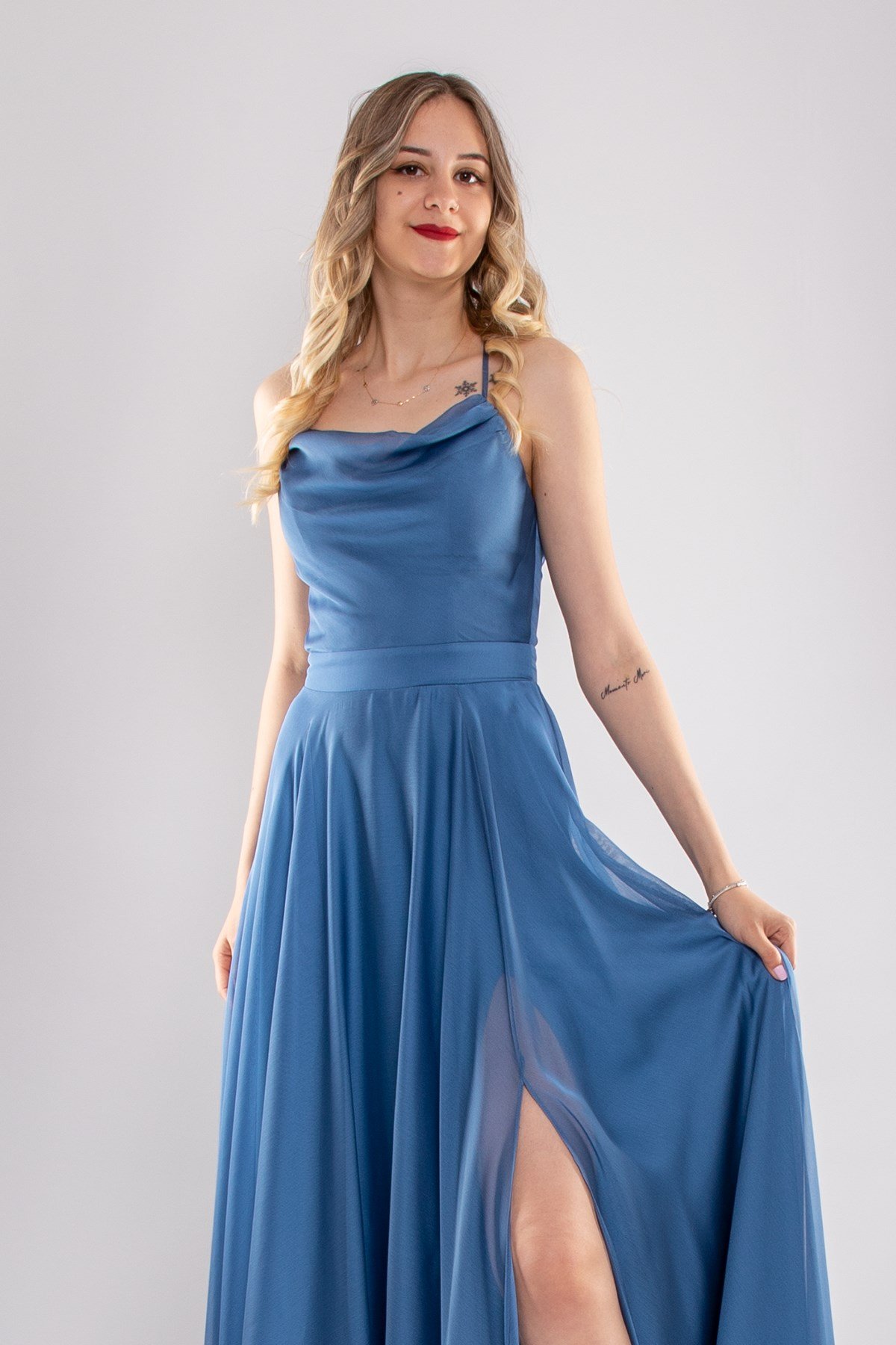 3086 Arkası İpli Yırtmaçlı Kristal Şfon Uzun Elbise