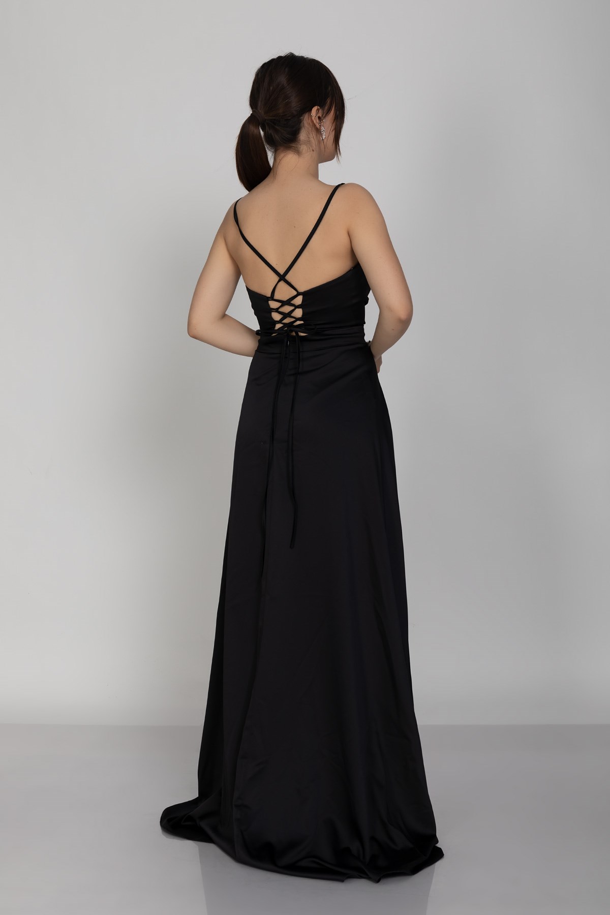 320 Önü Drapeli Asimetrik Kesim İp Askı İpek Saten Uzun Abiye