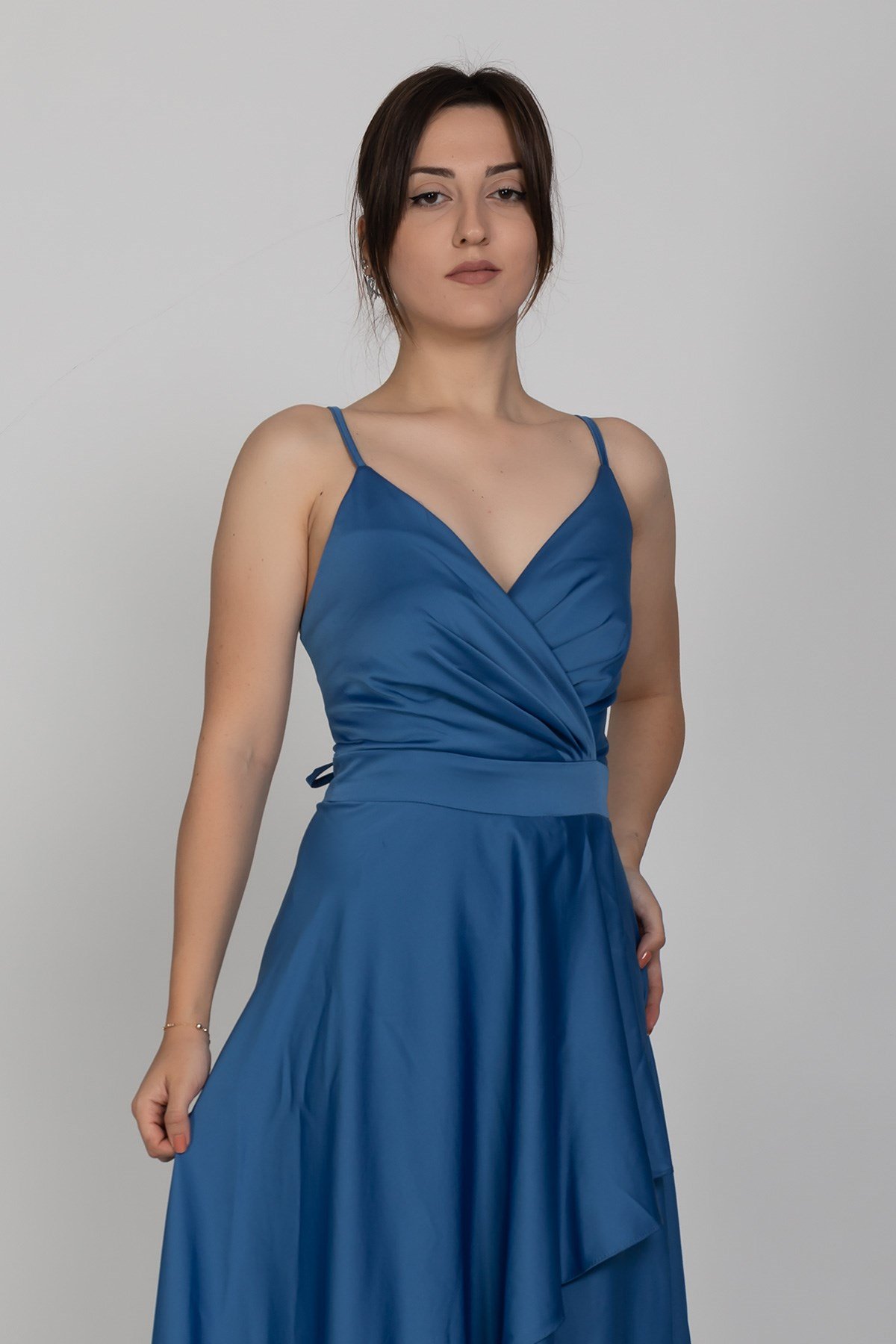 320 Önü Drapeli Asimetrik Kesim İp Askı İpek Saten Uzun Abiye