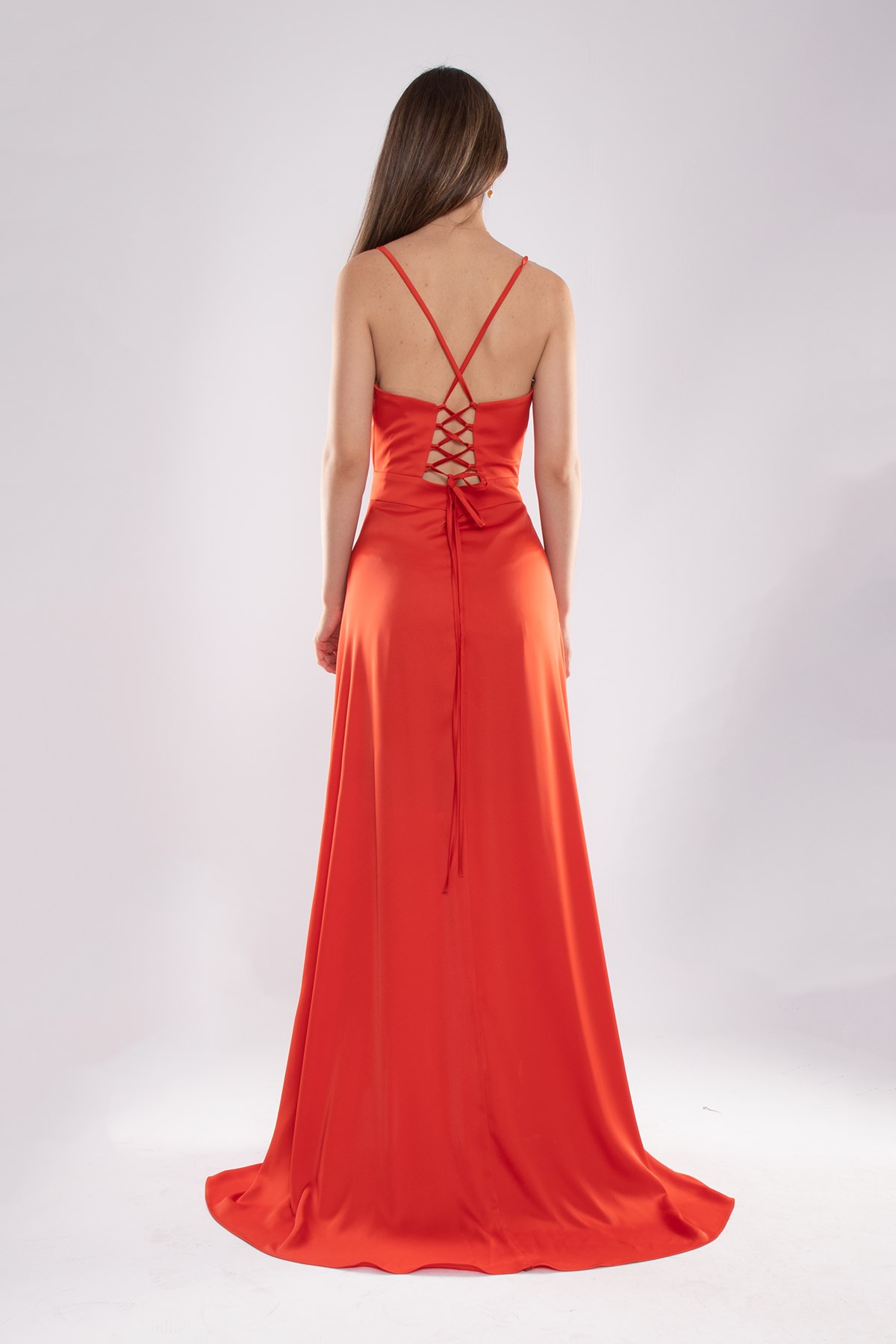 320 Önü Drapeli Asimetrik Kesim İp Askı İpek Saten Uzun Abiye