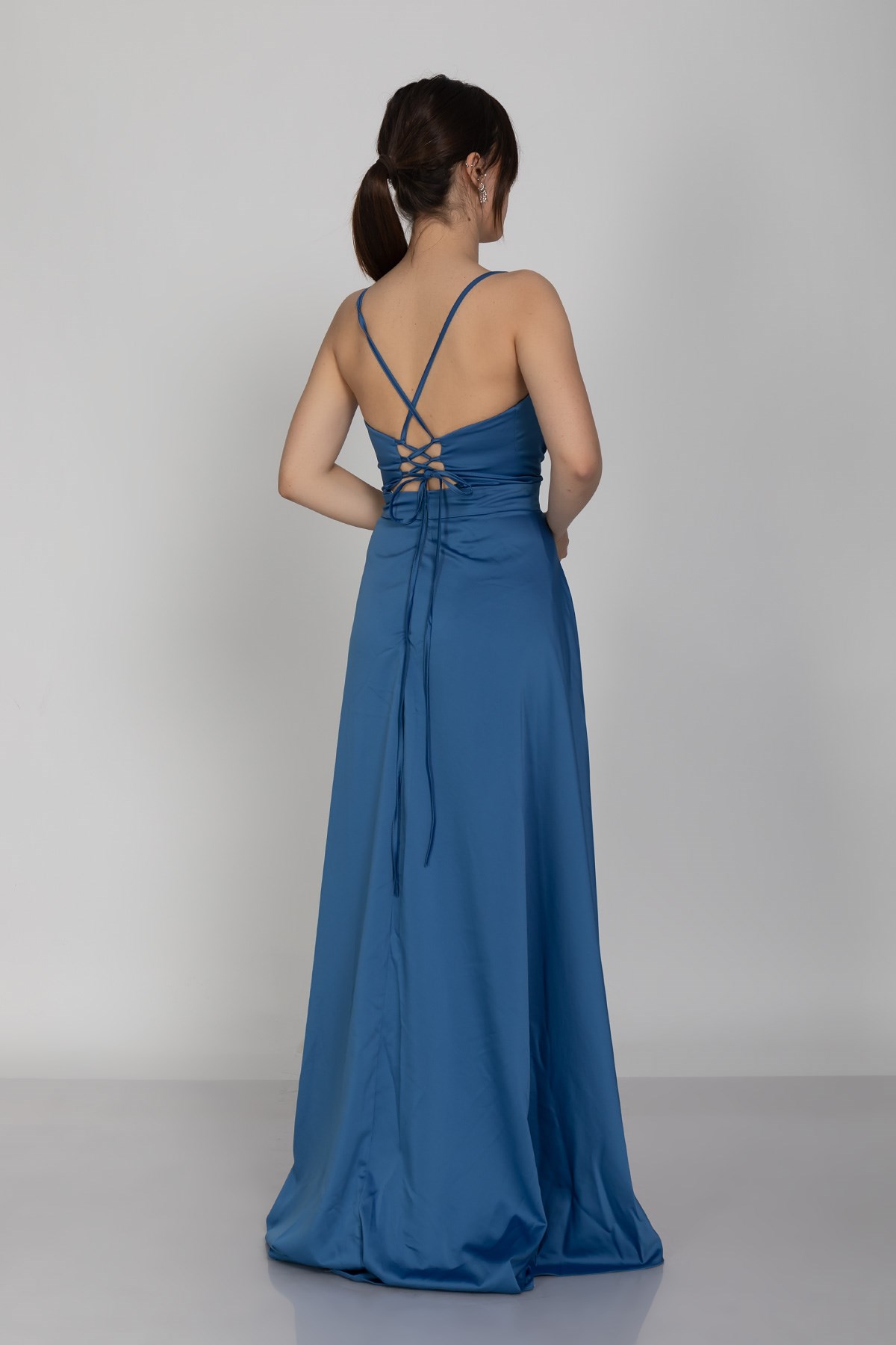 320 Önü Drapeli Asimetrik Kesim İp Askı İpek Saten Uzun Abiye