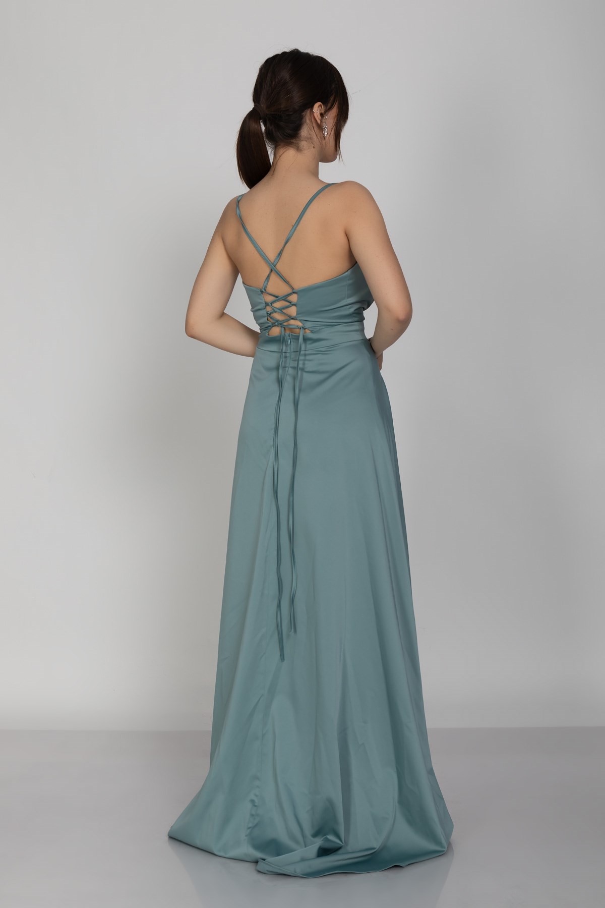 320 Önü Drapeli Asimetrik Kesim İp Askı İpek Saten Uzun Abiye