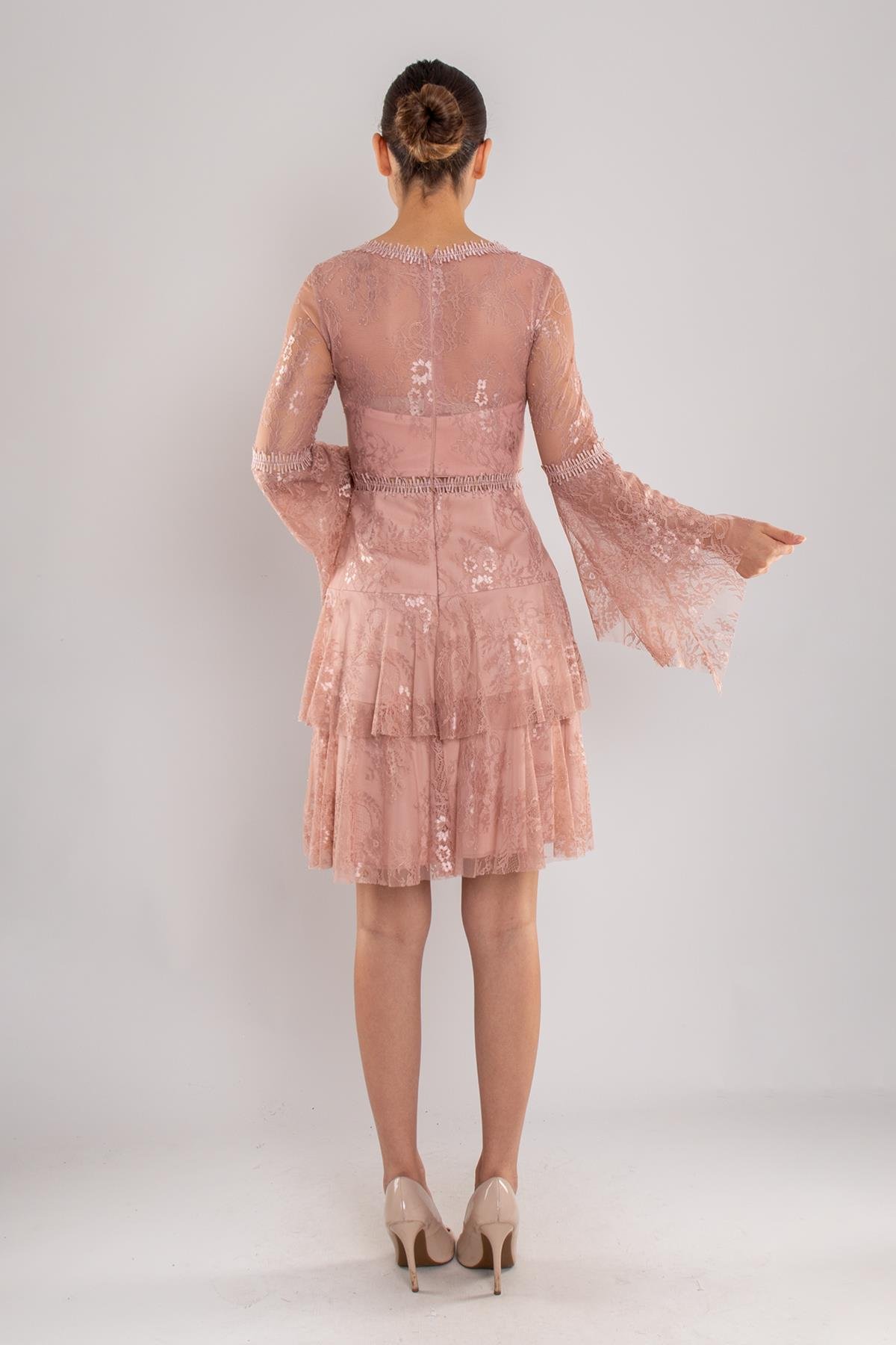 331 Kolları Valonlu Eteği Katlı Kısa Dantel Elbise