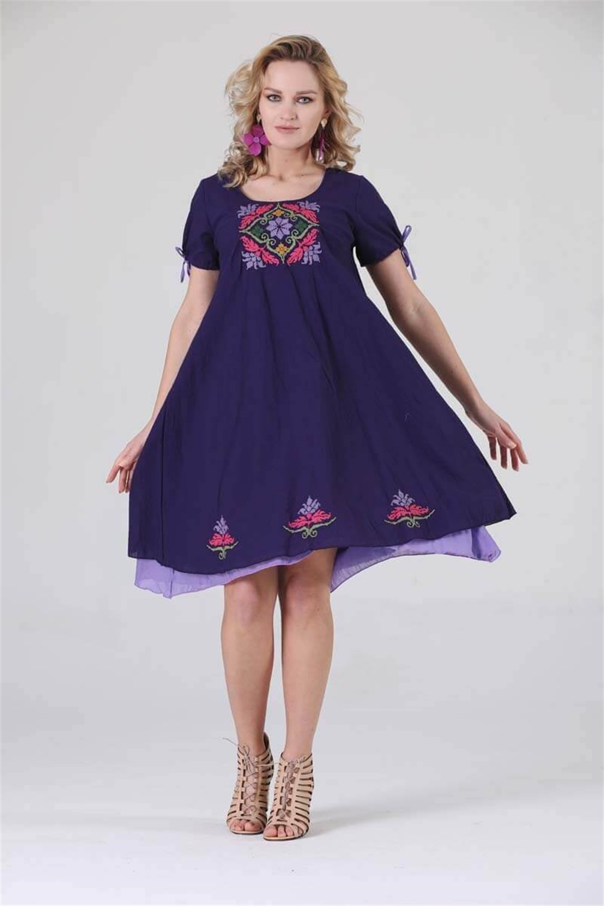 3831 BB Yaka ve Eteği Kanaviçe İşli İpli Pamuk Otantik Elbise