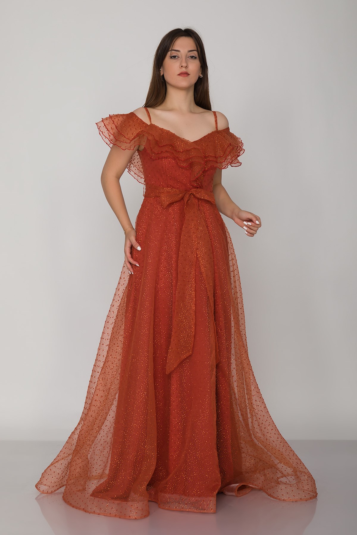 384 KB Yırtmaçlı İspanyol Yaka Simli Puntolu Uzun Tül Elbise