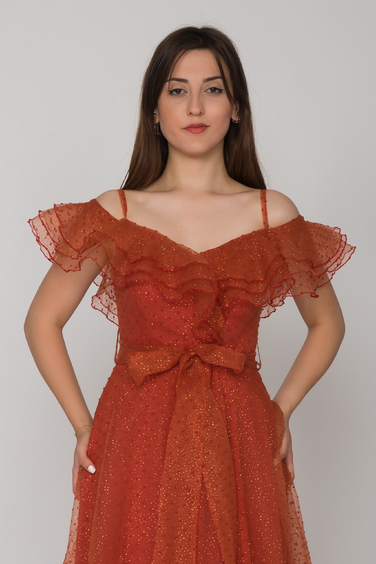 384 KB Yırtmaçlı İspanyol Yaka Simli Puntolu Uzun Tül Elbise