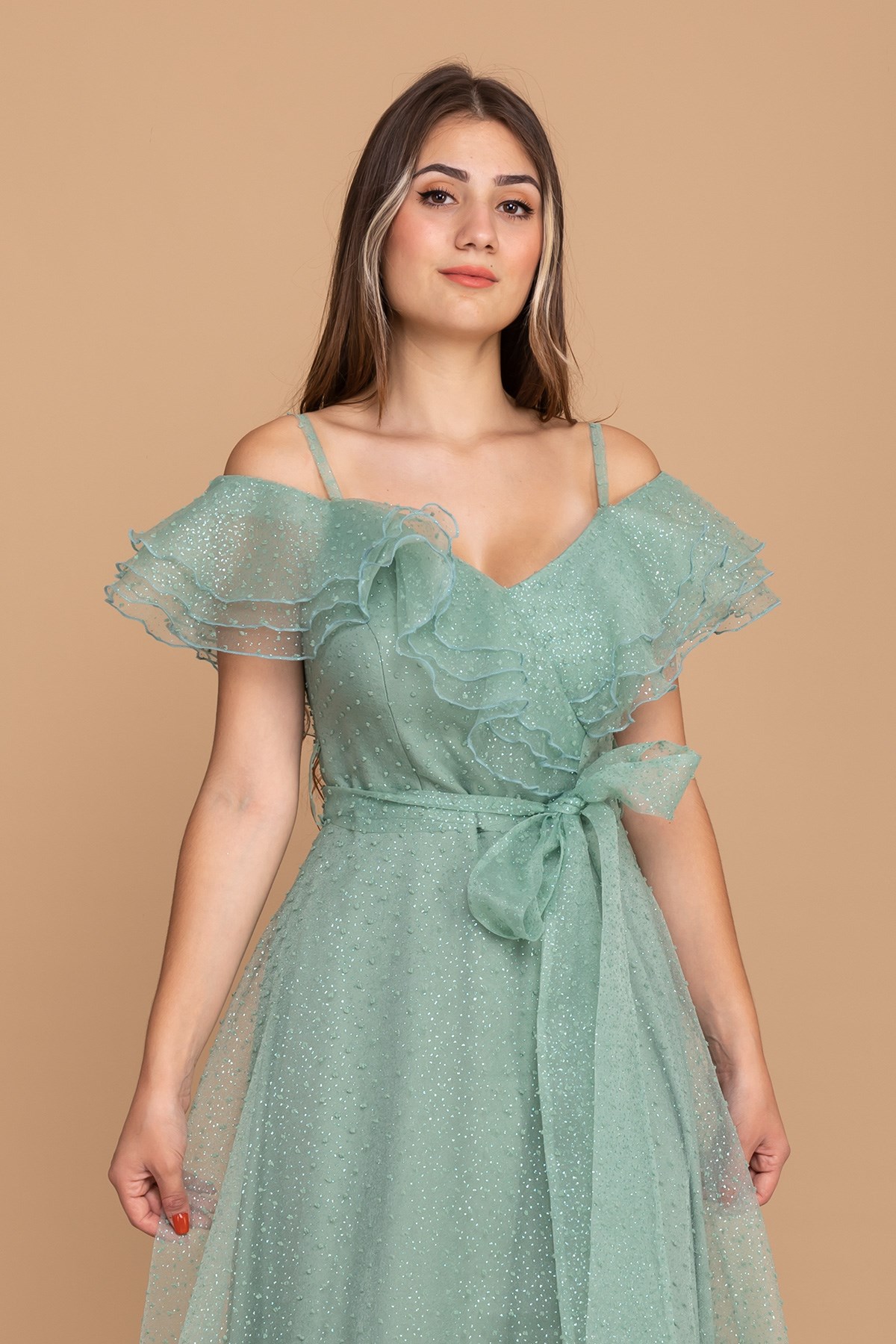 384 KB Yırtmaçlı İspanyol Yaka Simli Puntolu Uzun Tül Elbise