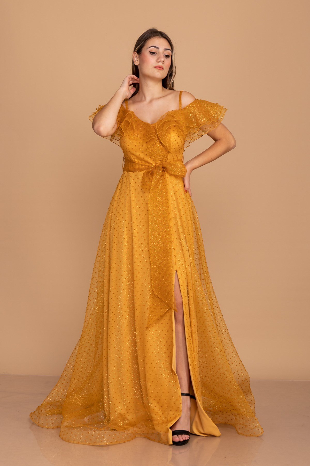 384 KB Yırtmaçlı İspanyol Yaka Simli Puntolu Uzun Tül Elbise