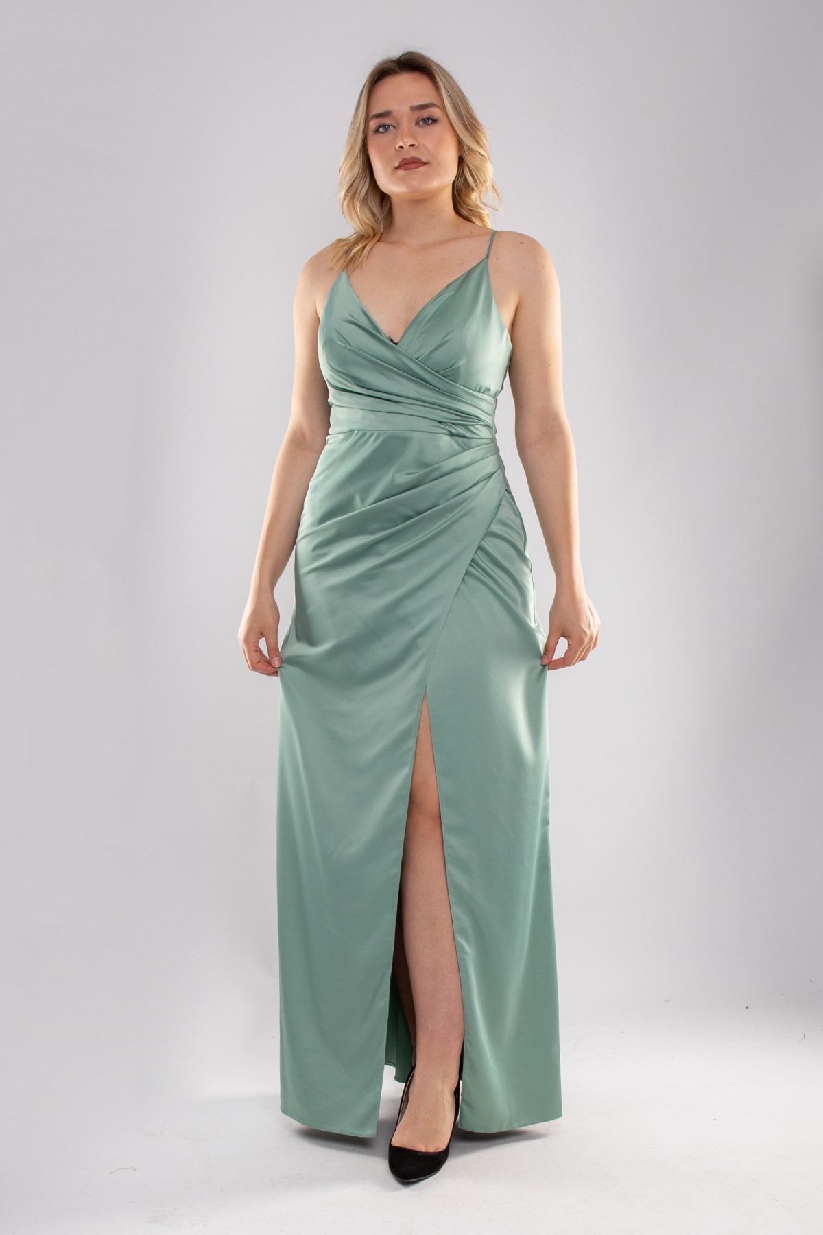 4028 Büyük Beden İp Askılı Kruvaze Yaka Yırtmaçlı Saten Uzun Abiye