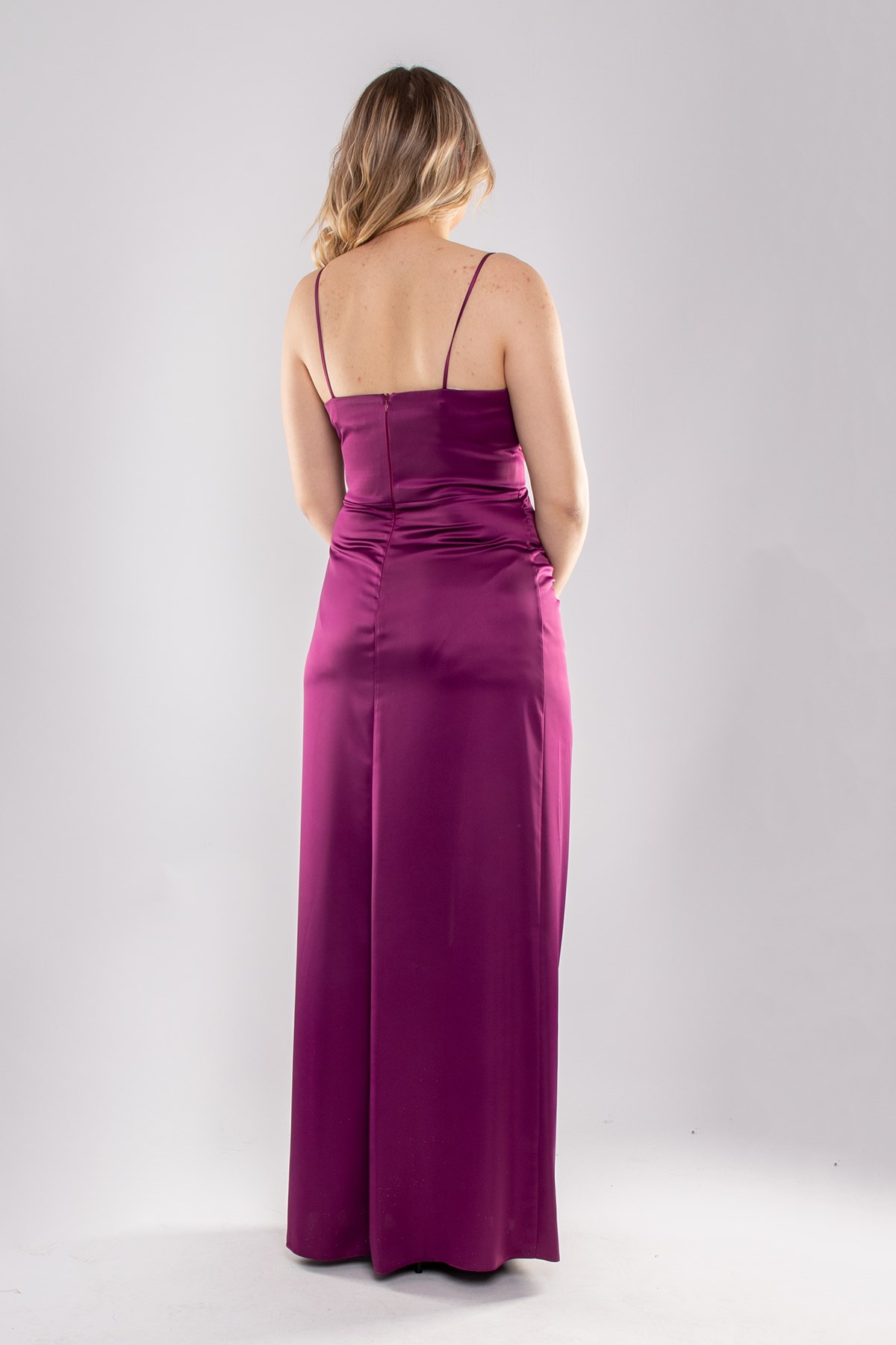 4028 Büyük Beden İp Askılı Kruvaze Yaka Yırtmaçlı Saten Uzun Abiye