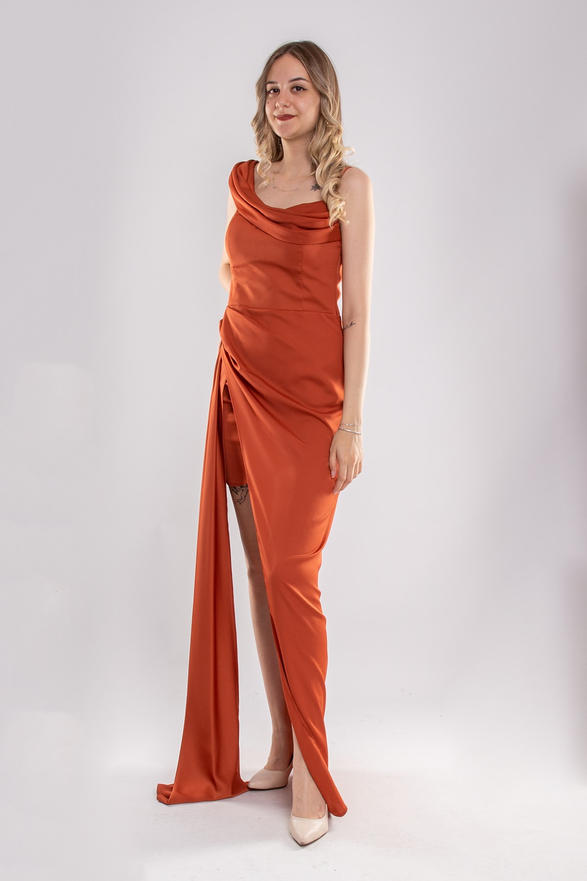 4030 Şalyaka Tek Omuz Yanı Kuyruklu İpek Saten Uzun Abiye