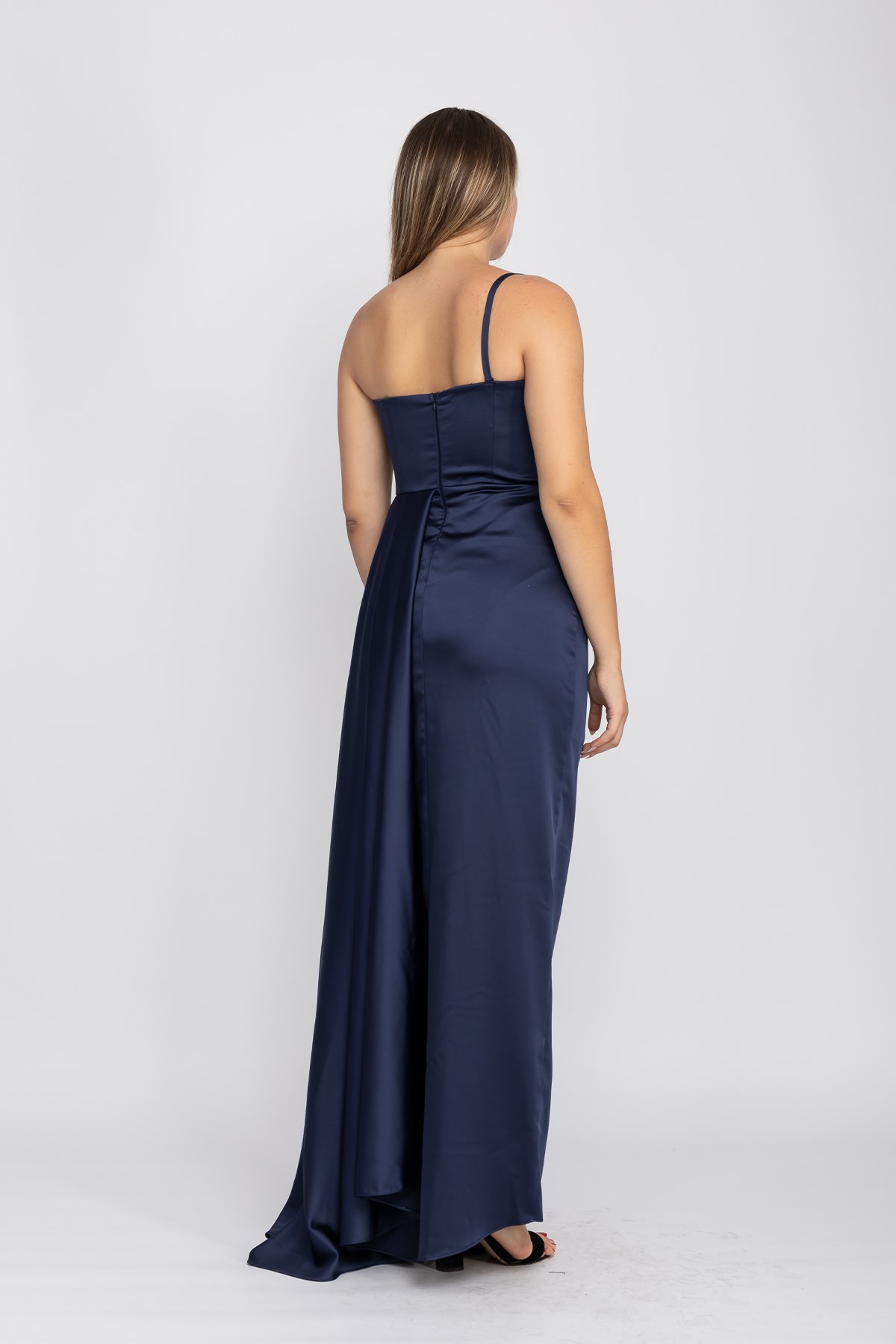 408 Tek Omuz Beli Drape Yırtmaç ve Kuyruklu Saten Uzun Elbise