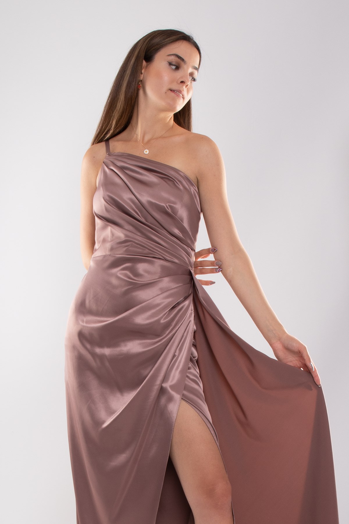 408 Tek Omuz Beli Drape Yırtmaç ve Kuyruklu Saten Uzun Elbise