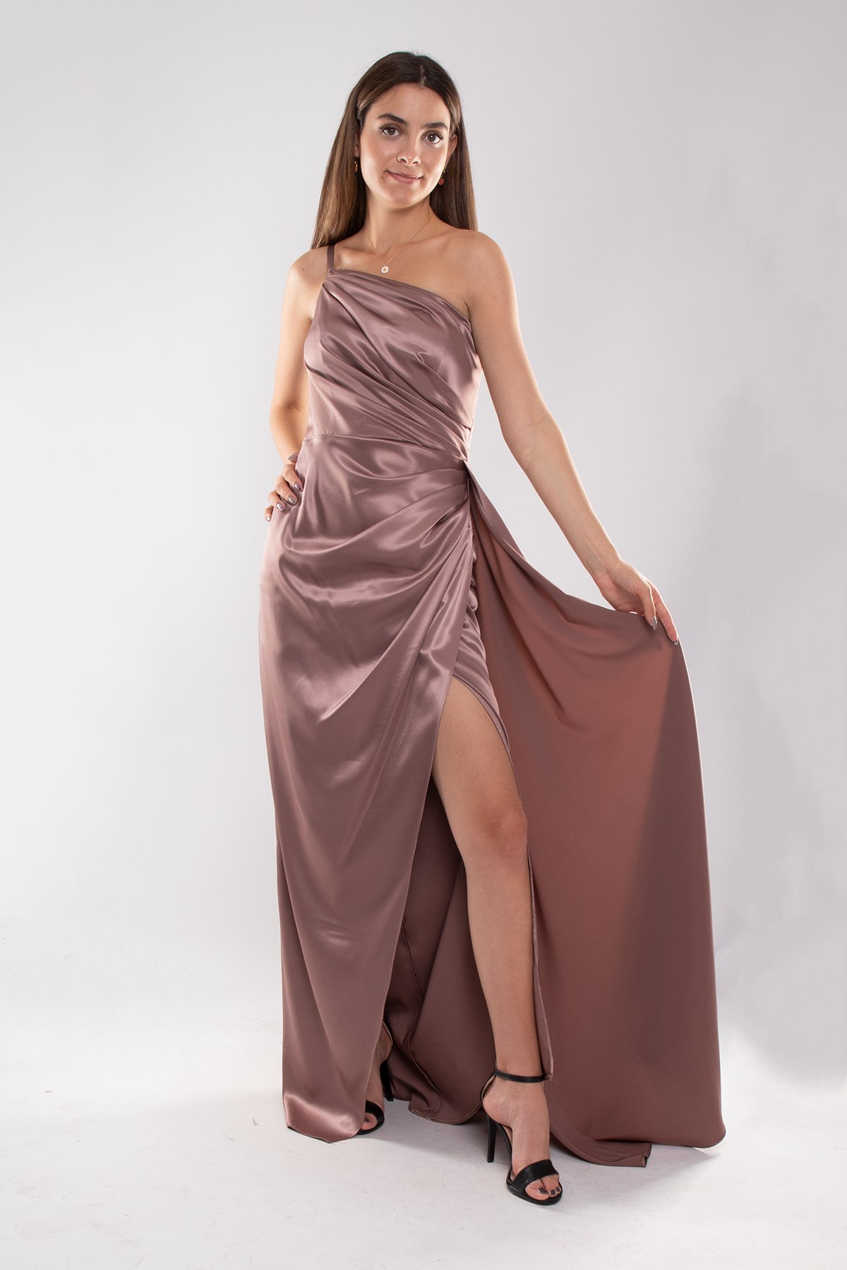 408 Tek Omuz Beli Drape Yırtmaç ve Kuyruklu Saten Uzun Elbise