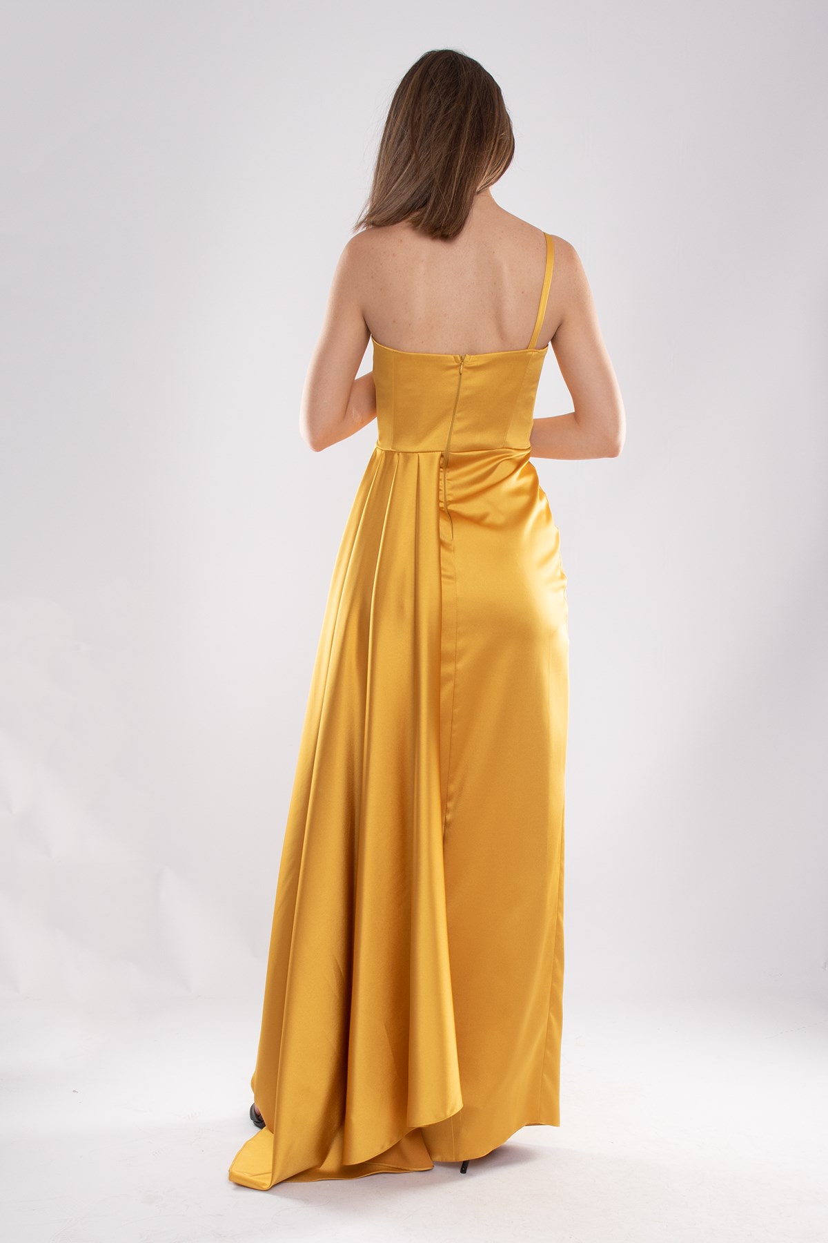 408 Tek Omuz Beli Drape Yırtmaç ve Kuyruklu Saten Uzun Elbise
