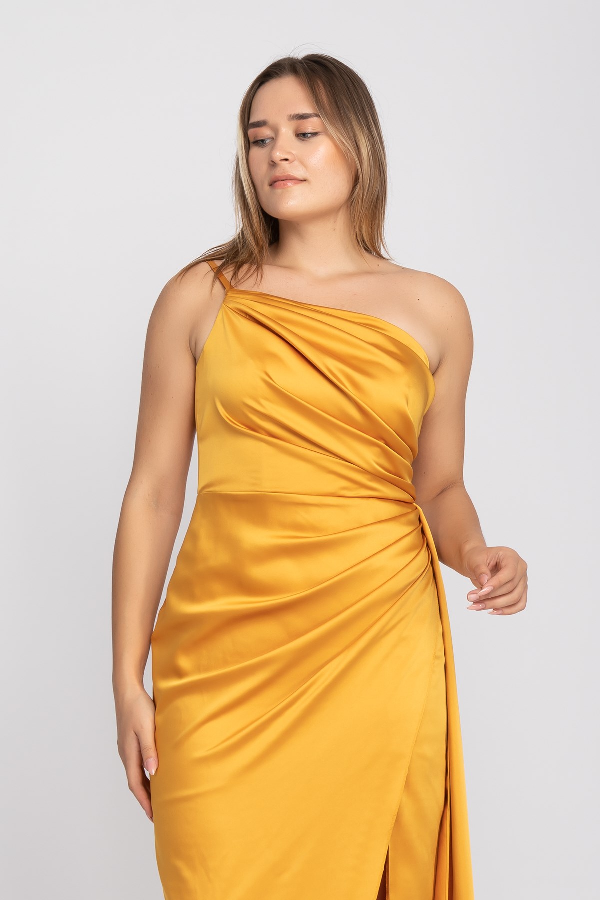 408 Tek Omuz Beli Drape Yırtmaç ve Kuyruklu Saten Uzun Elbise