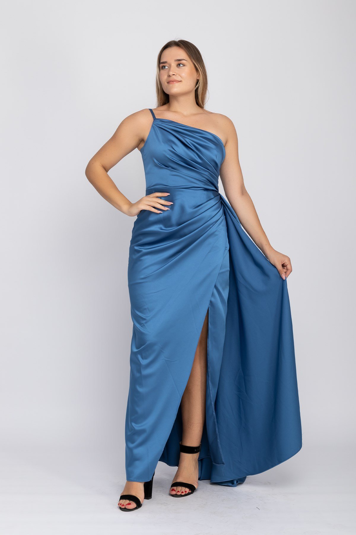 408 Tek Omuz Beli Drape Yırtmaç ve Kuyruklu Saten Uzun Elbise