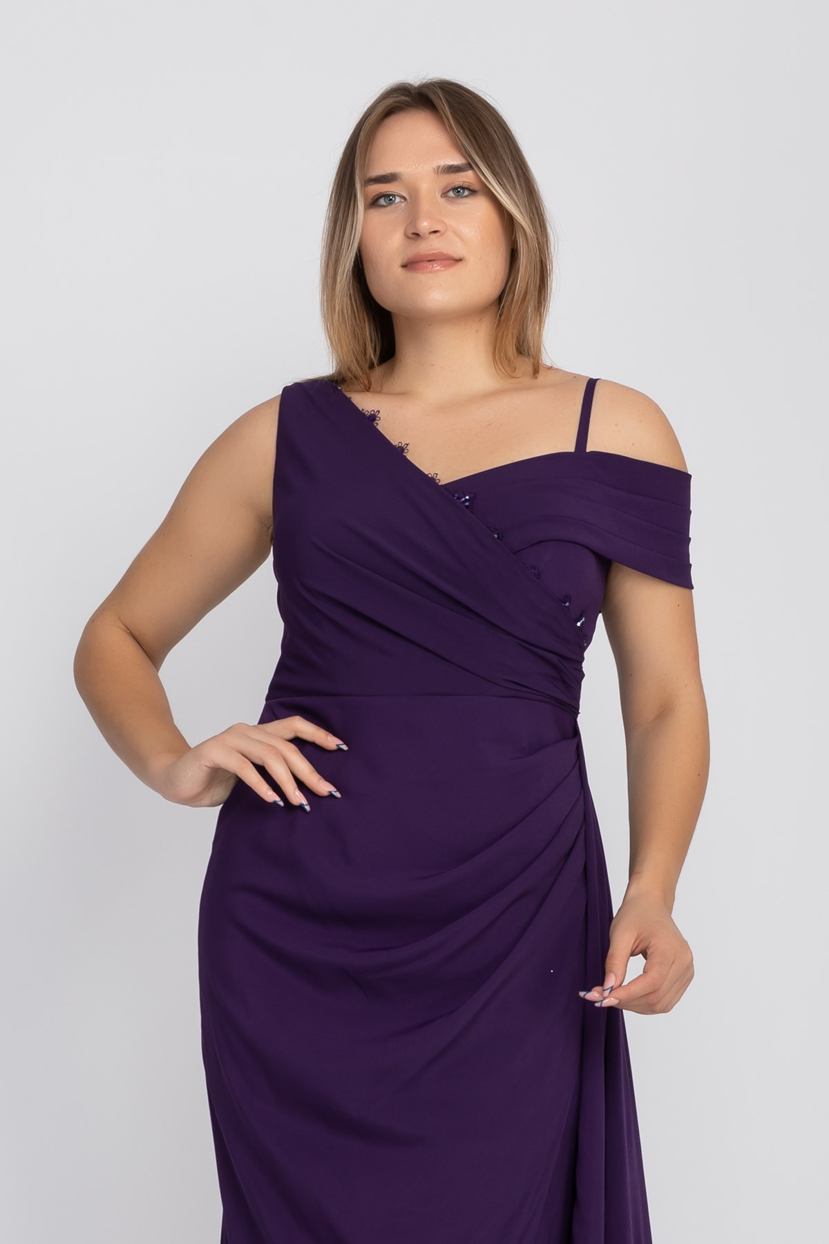 410 KB Tek Omuz Drapeli Kuyruklu Uzun Abiye Elbise