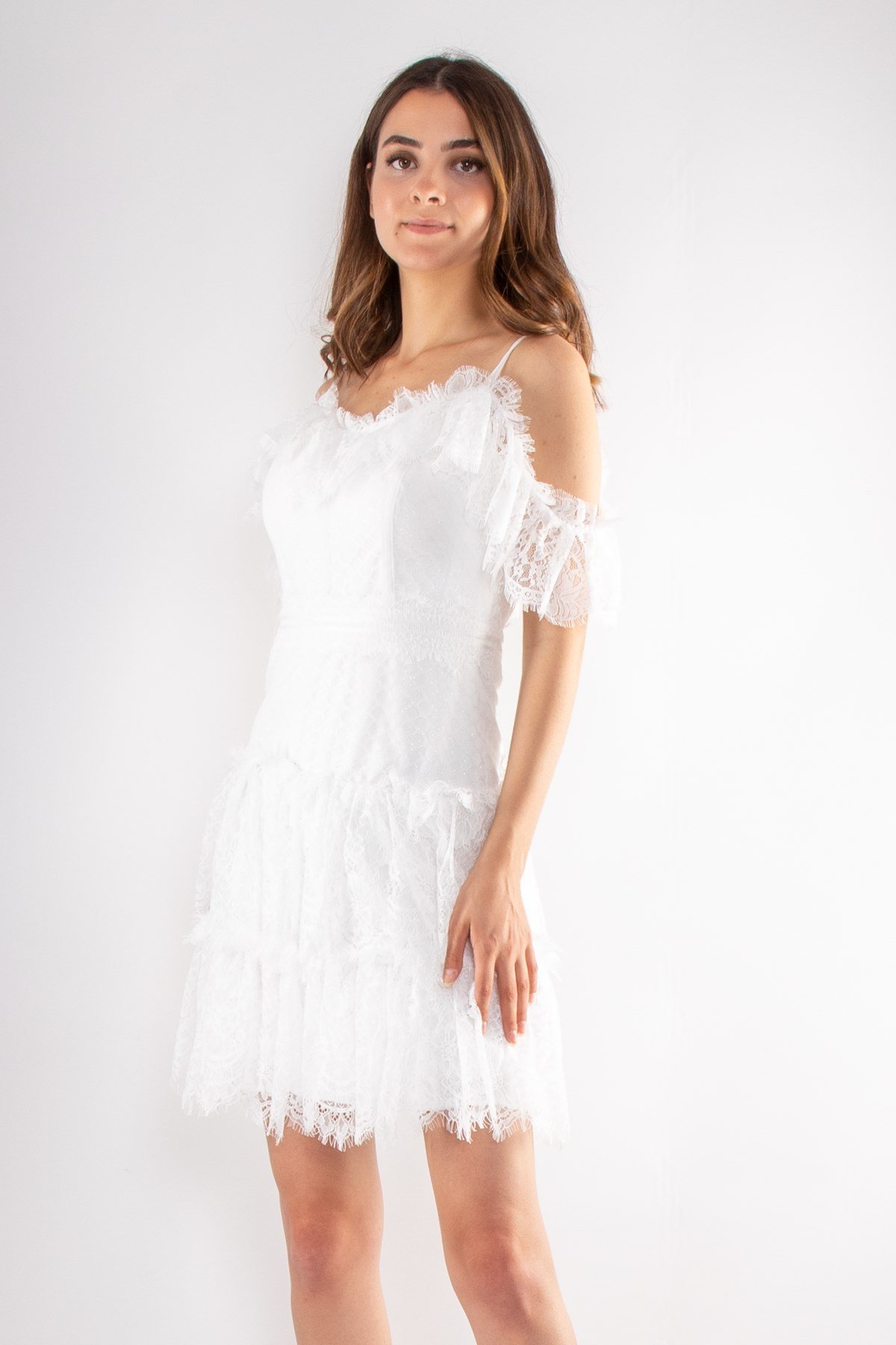 428 Düşük Omuz Eteği Katkat Kısa Dantel Elbise