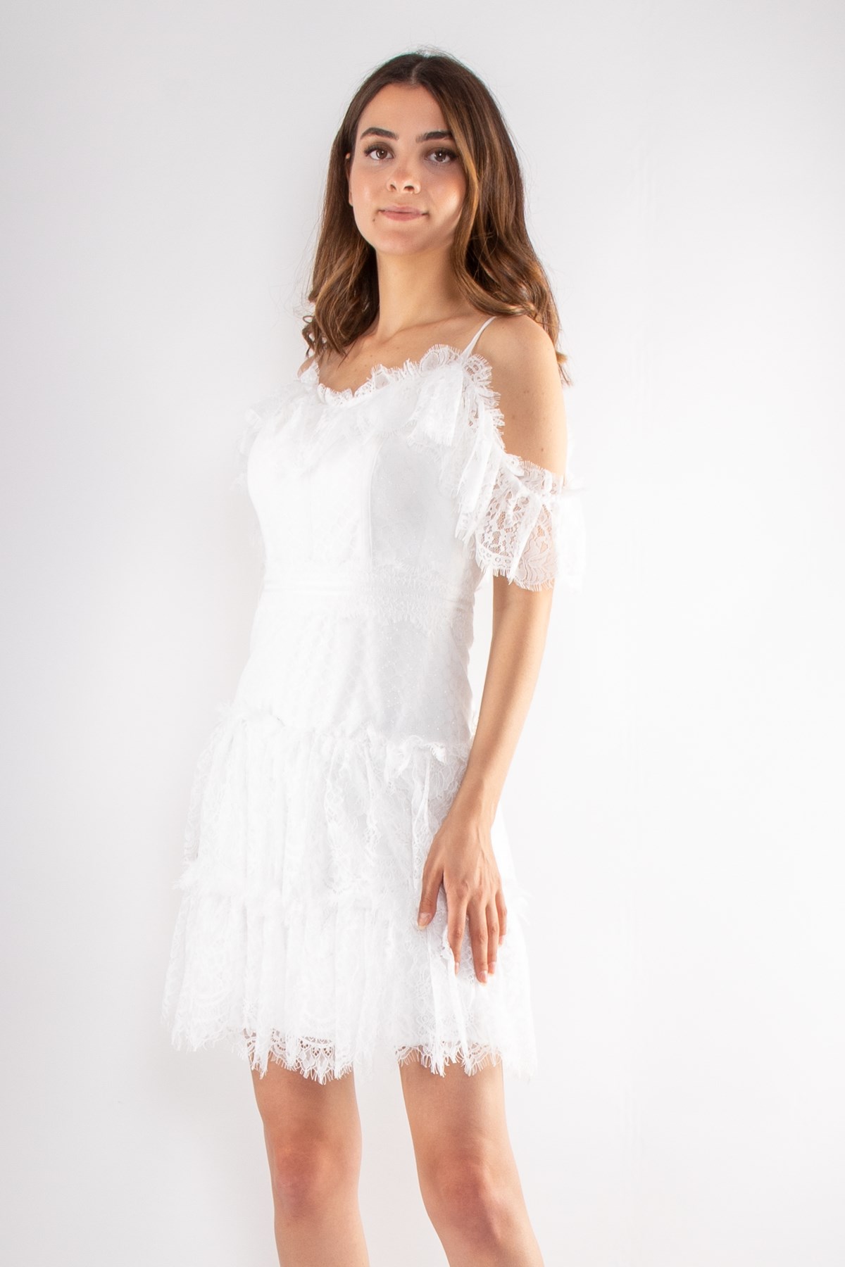 428 Düşük Omuz Eteği Katkat Kısa Dantel Elbise