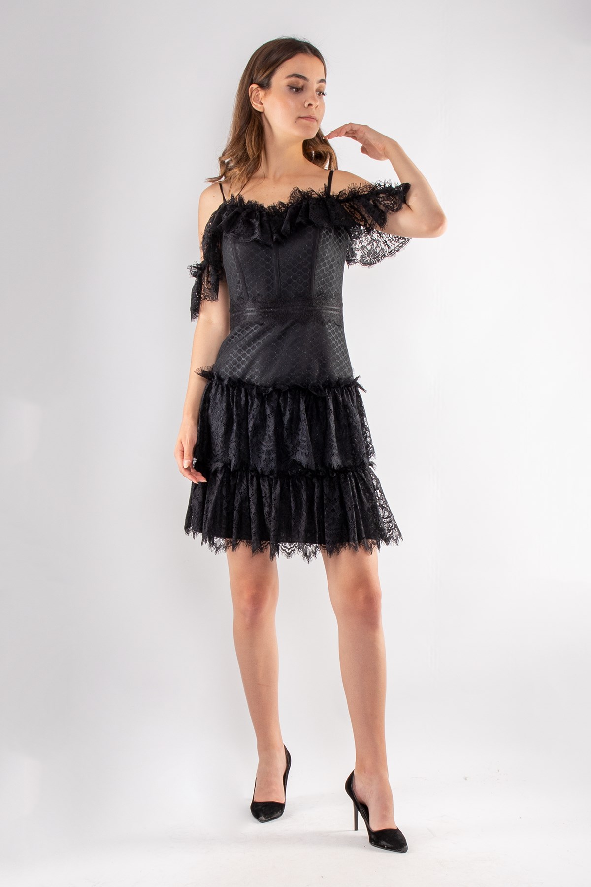 428 Düşük Omuz Eteği Katkat Kısa Dantel Elbise