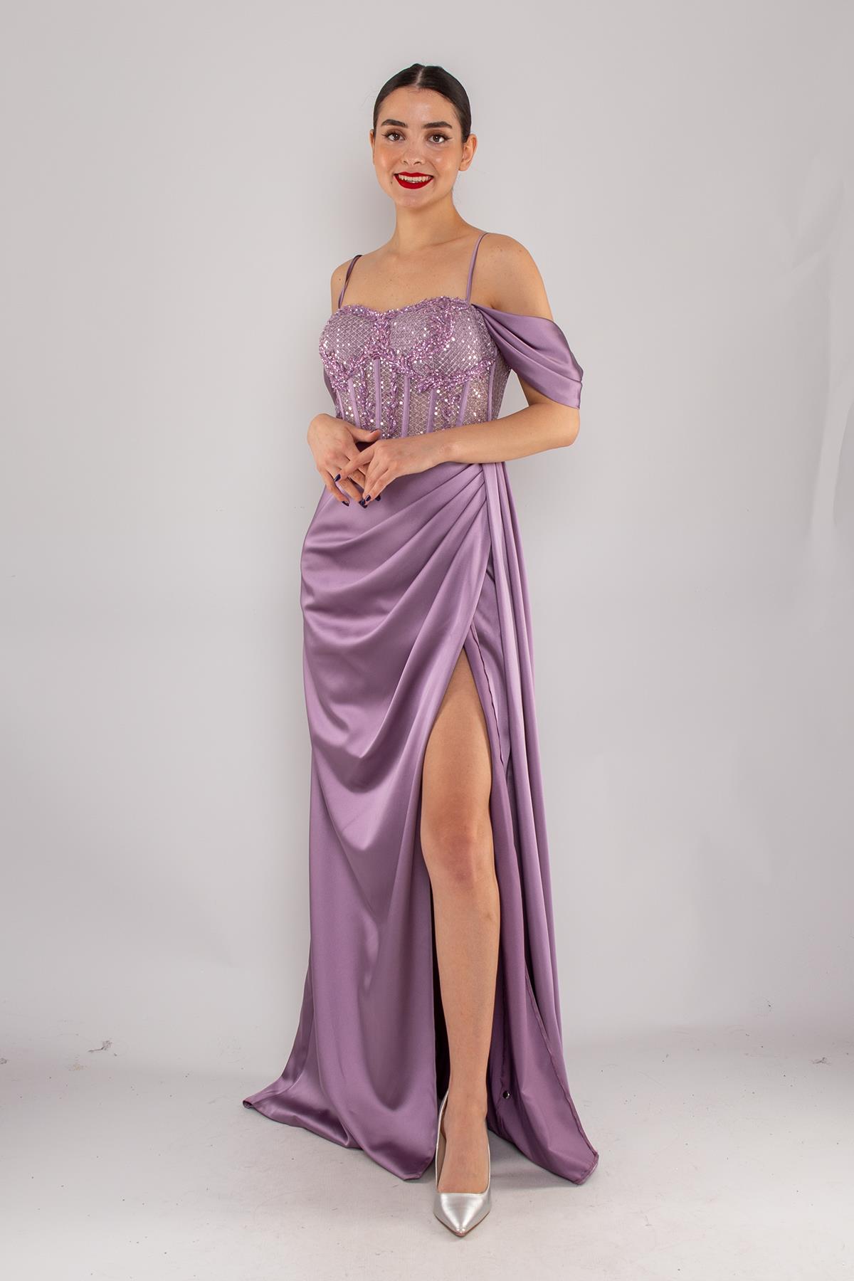 437 Göğüs Dantel İncili Yırtmaçlı Uzun Saten Elbise