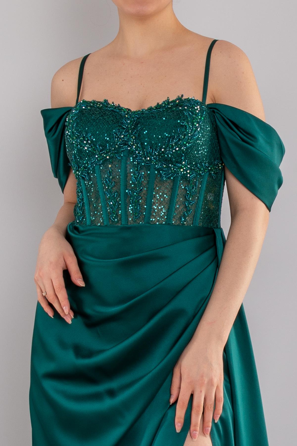 437 Göğüs Dantel İncili Yırtmaçlı Uzun Saten Elbise