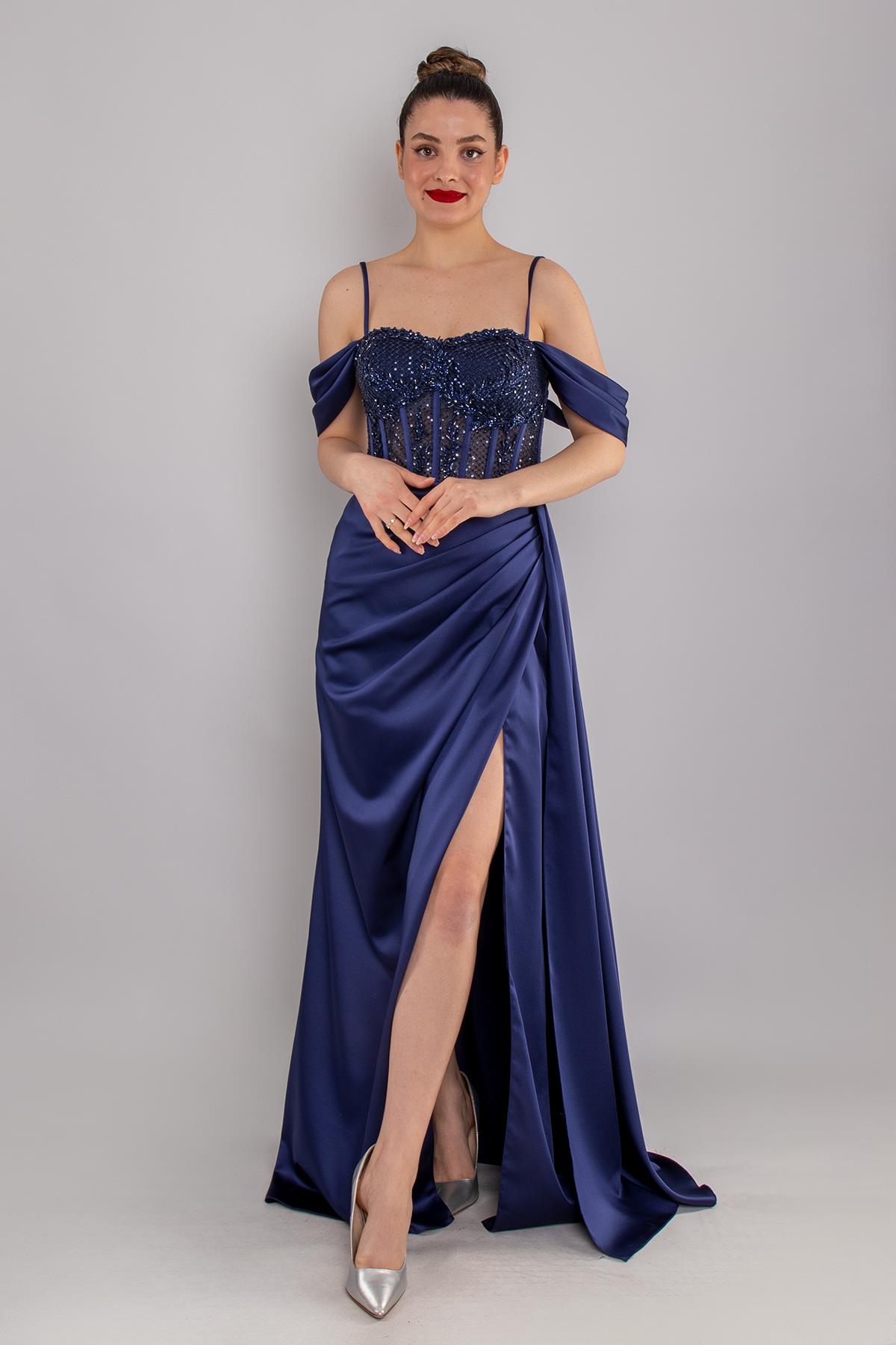 437 Göğüs Dantel İncili Yırtmaçlı Uzun Saten Elbise