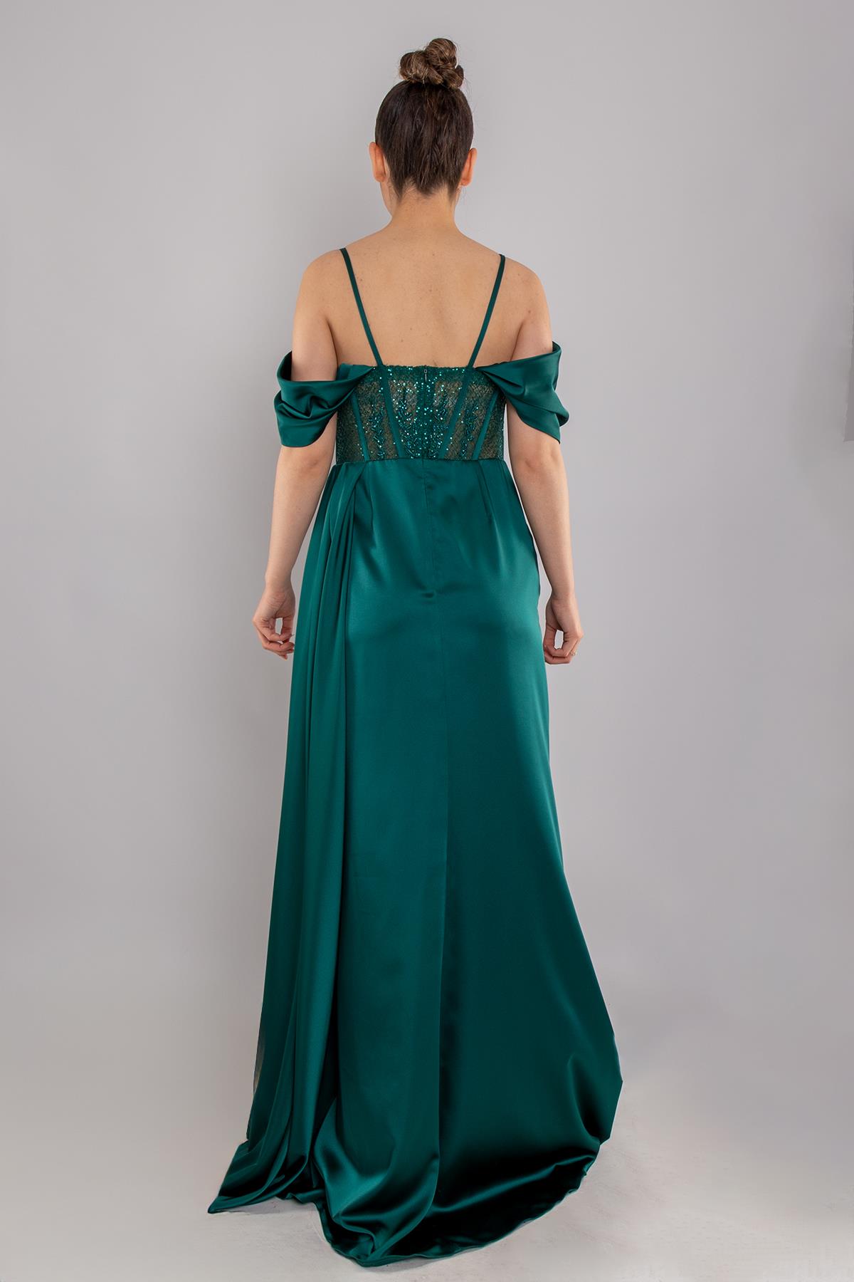 437 Göğüs Dantel İncili Yırtmaçlı Uzun Saten Elbise