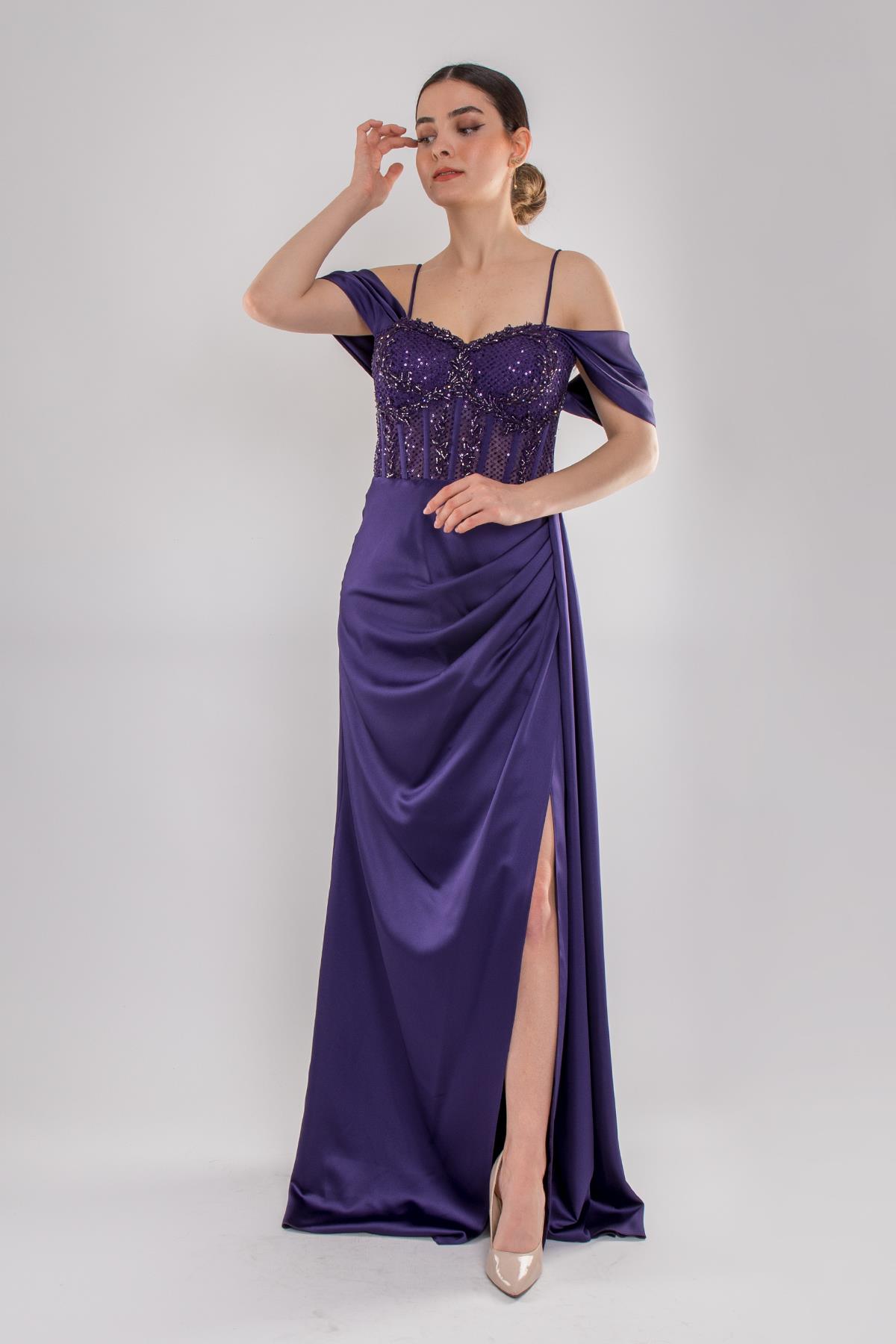 437 Göğüs Dantel İncili Yırtmaçlı Uzun Saten Elbise