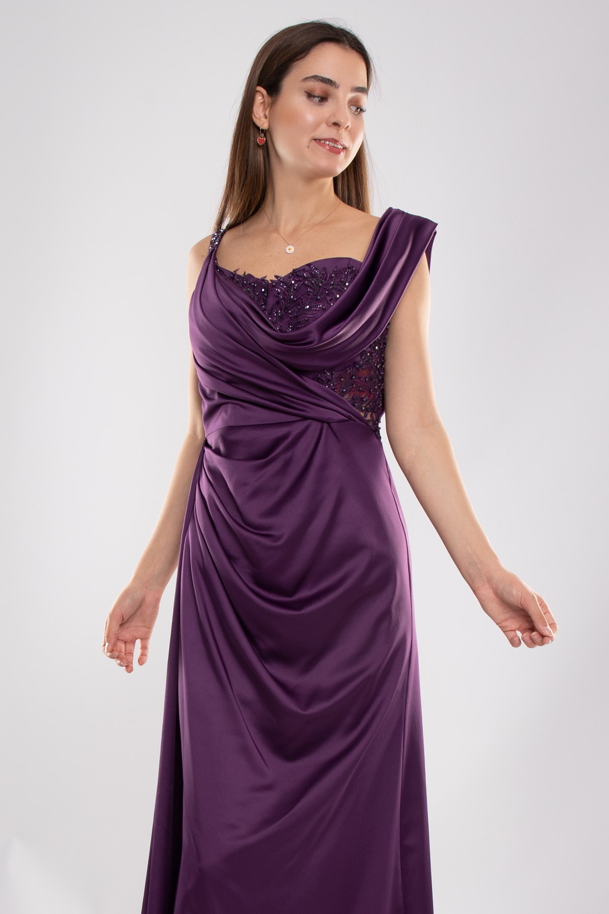 442 Şalyaka Güpür Nakışlı Beli Drape Uzun Saten Elbise