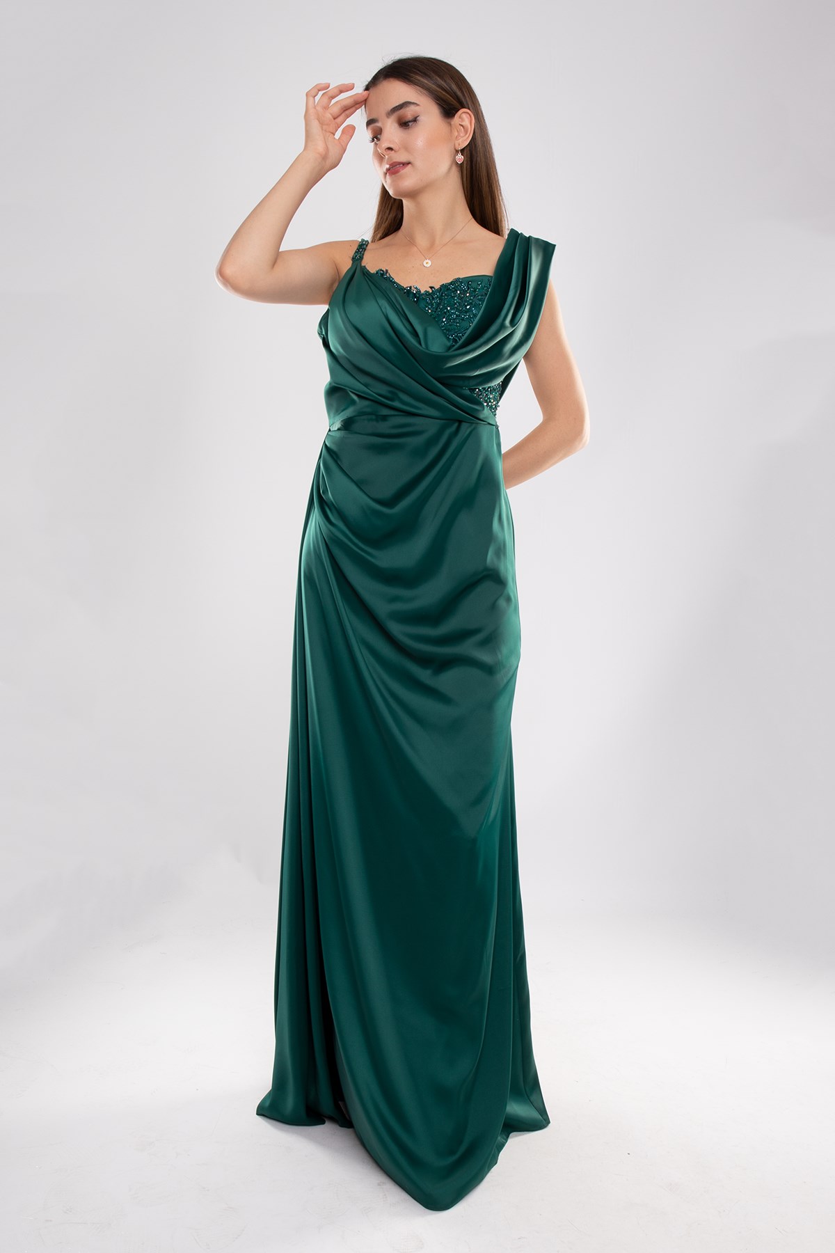 442 Şalyaka Güpür Nakışlı Beli Drape Uzun Saten Elbise