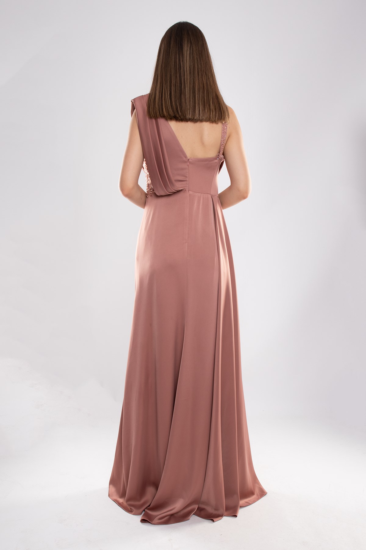 442 Şalyaka Güpür Nakışlı Beli Drape Uzun Saten Elbise