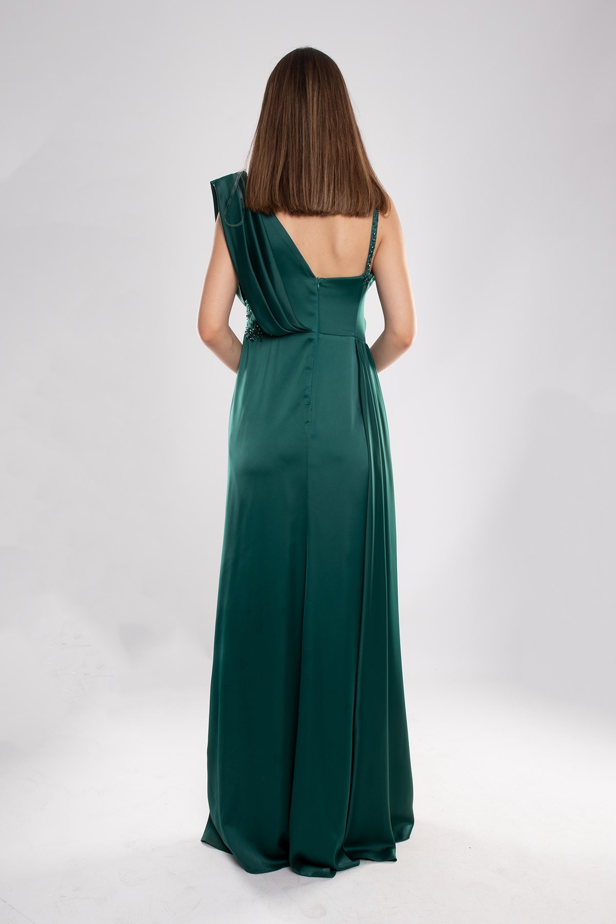 442 Şalyaka Güpür Nakışlı Beli Drape Uzun Saten Elbise