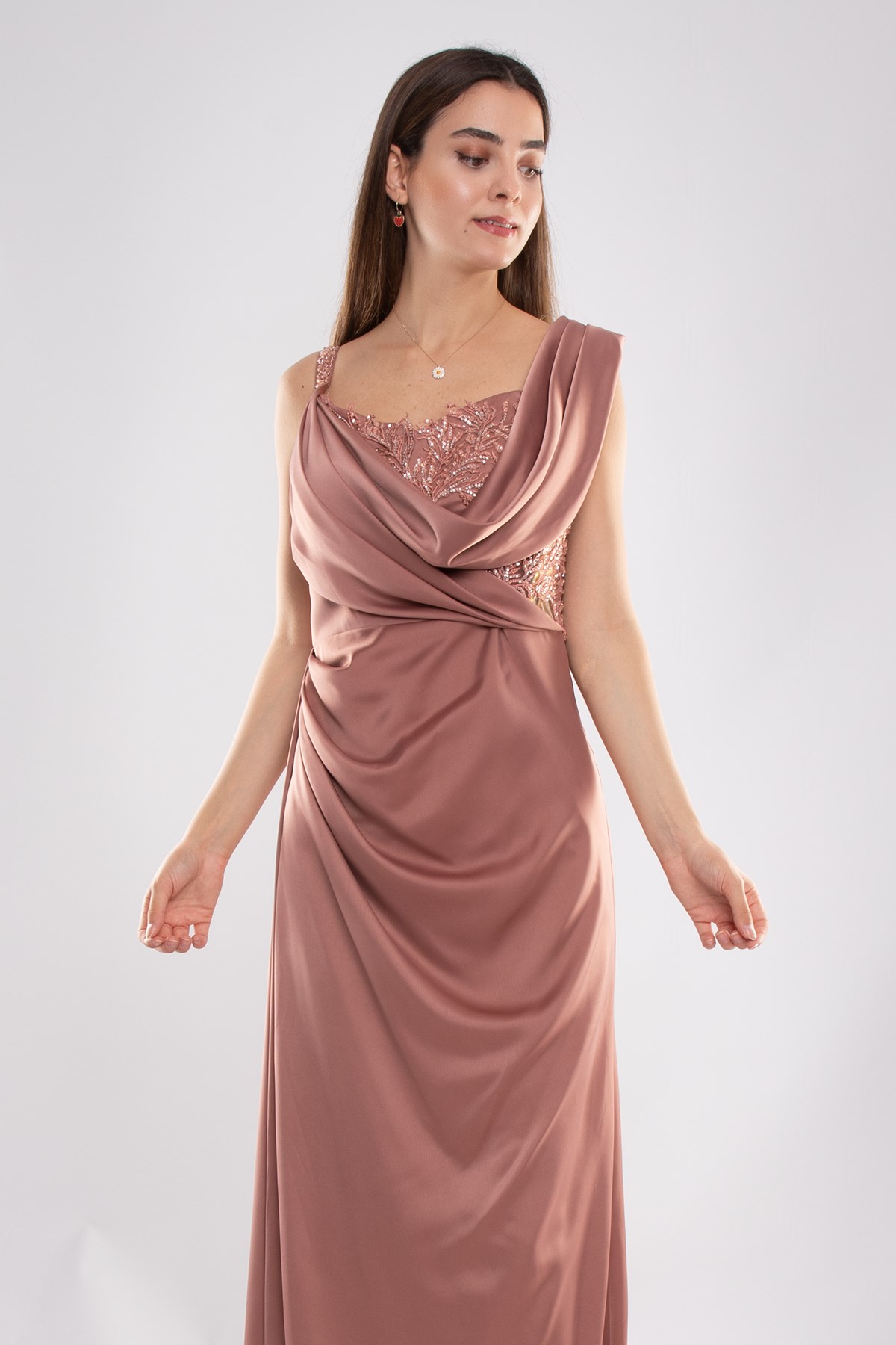 442 Şalyaka Güpür Nakışlı Beli Drape Uzun Saten Elbise