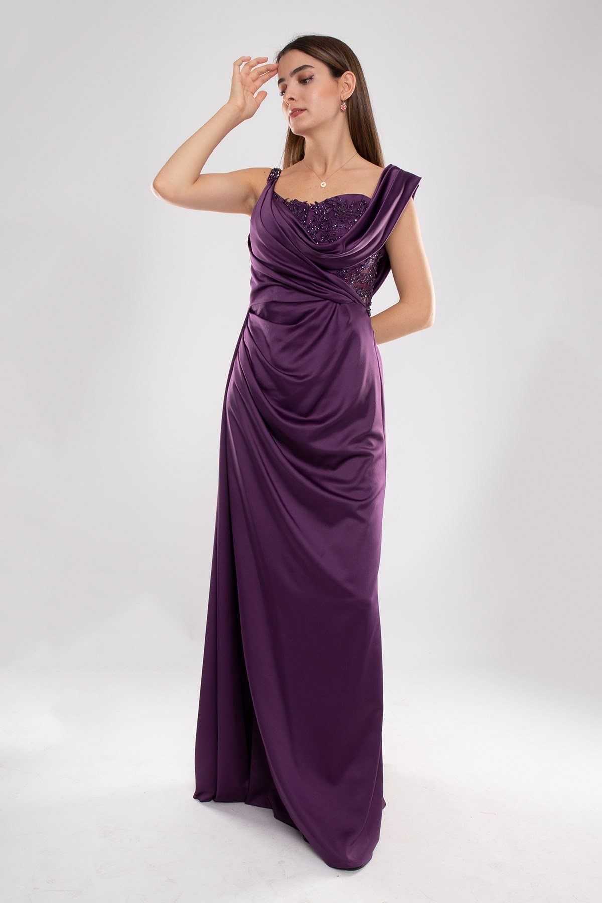 442 Şalyaka Güpür Nakışlı Beli Drape Uzun Saten Elbise