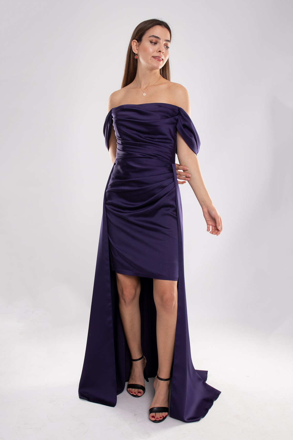 447 Straplez Drape Kol Detay İçi Kısa Kuyruklu Saten Elbise