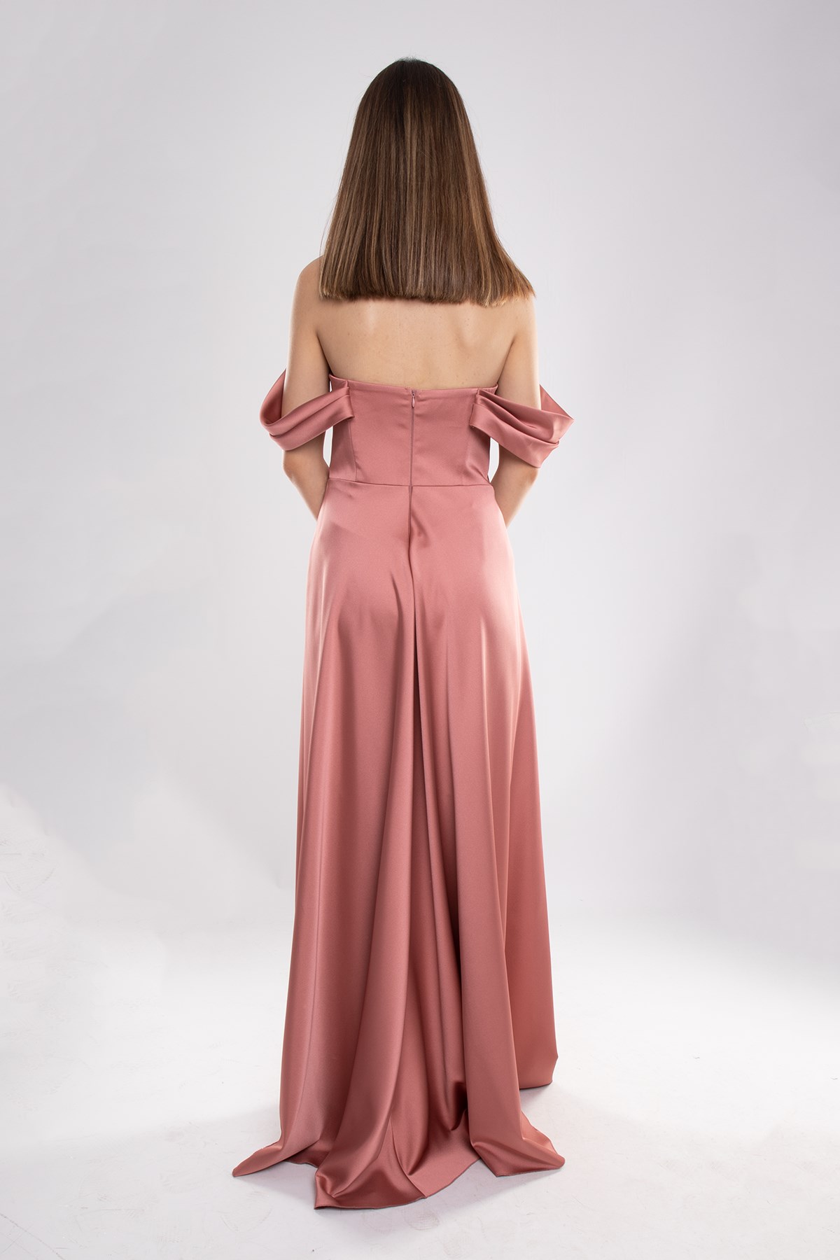 447 Straplez Drape Kol Detay İçi Kısa Kuyruklu Saten Elbise