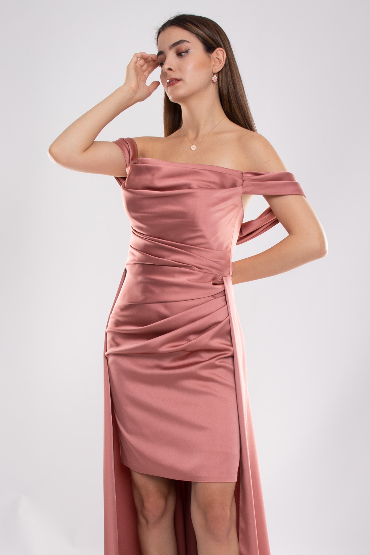 447 Straplez Drape Kol Detay İçi Kısa Kuyruklu Saten Elbise