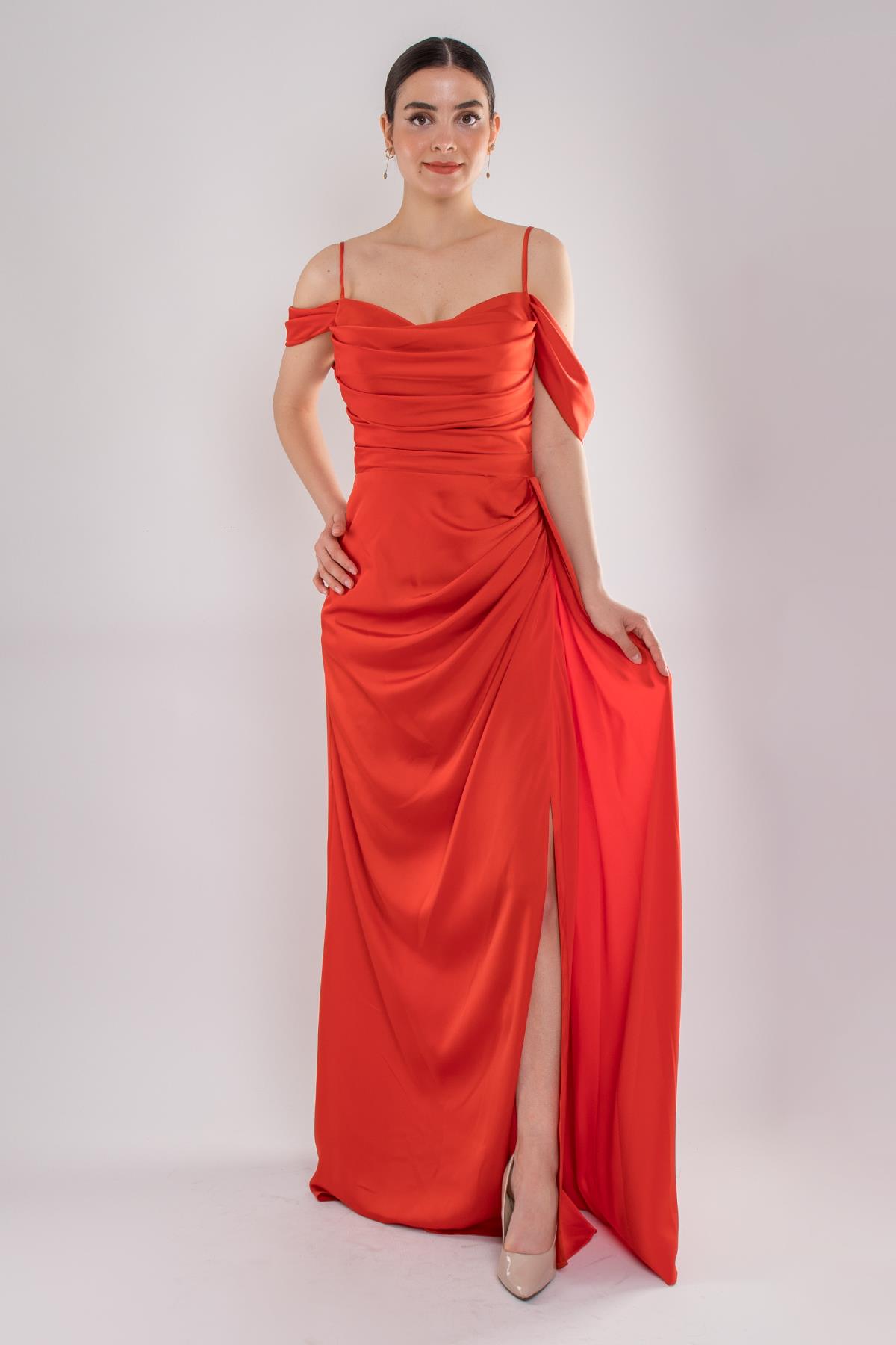 449 İp Askılı Şalyaka Kuyruklu Uzun Saten Elbise