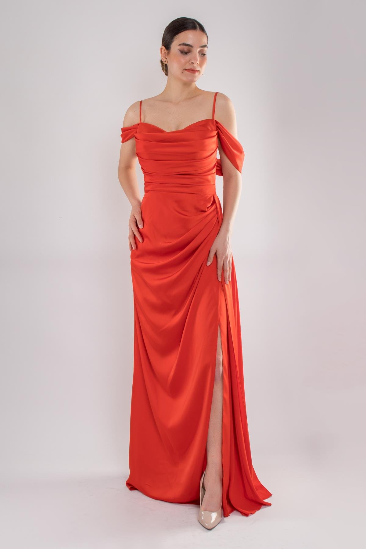 449 İp Askılı Şalyaka Kuyruklu Uzun Saten Elbise